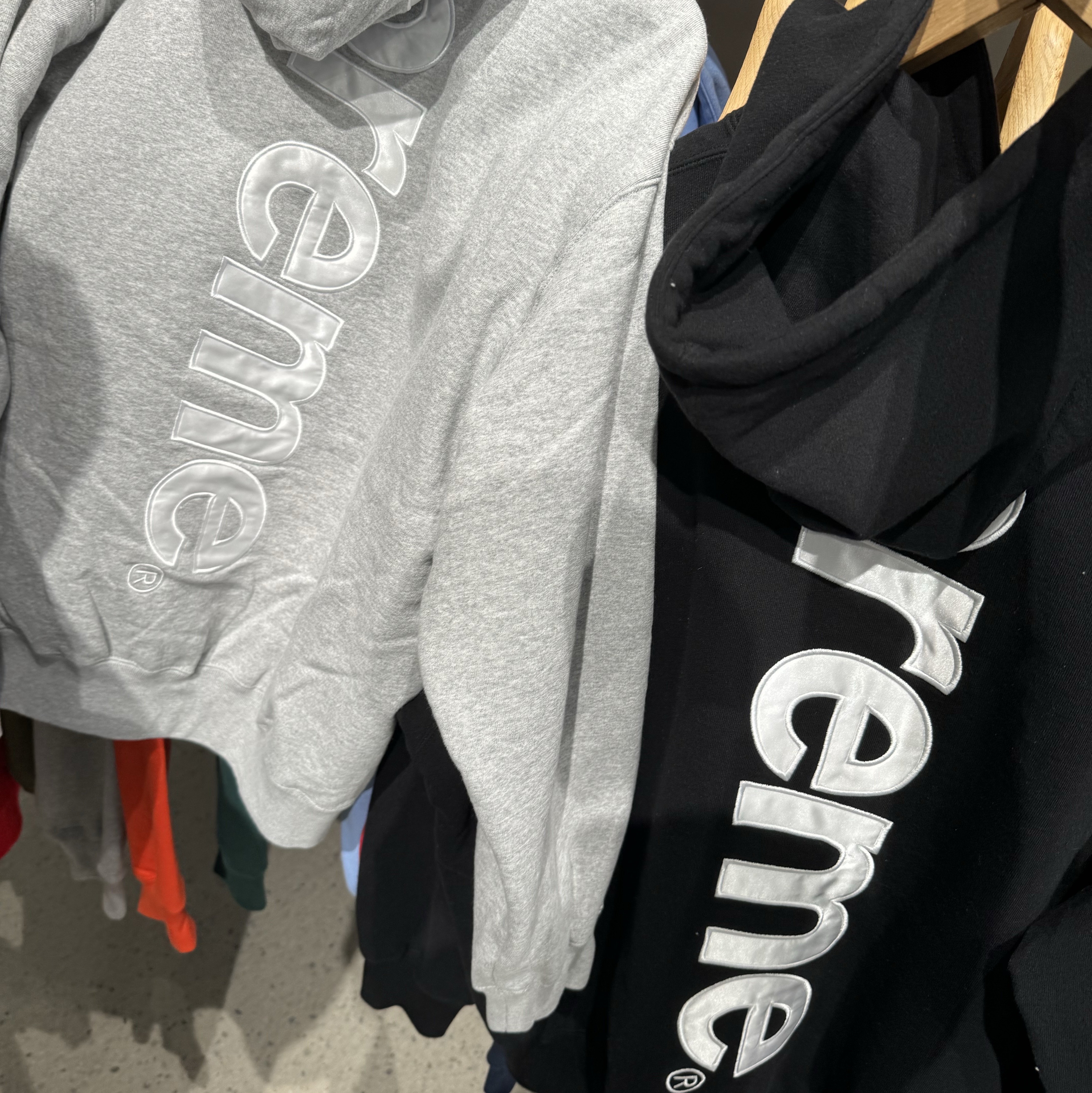 Supreme Satin Applique Hooded Sweatshirt Black - 24FW 착용 스타일 - 3