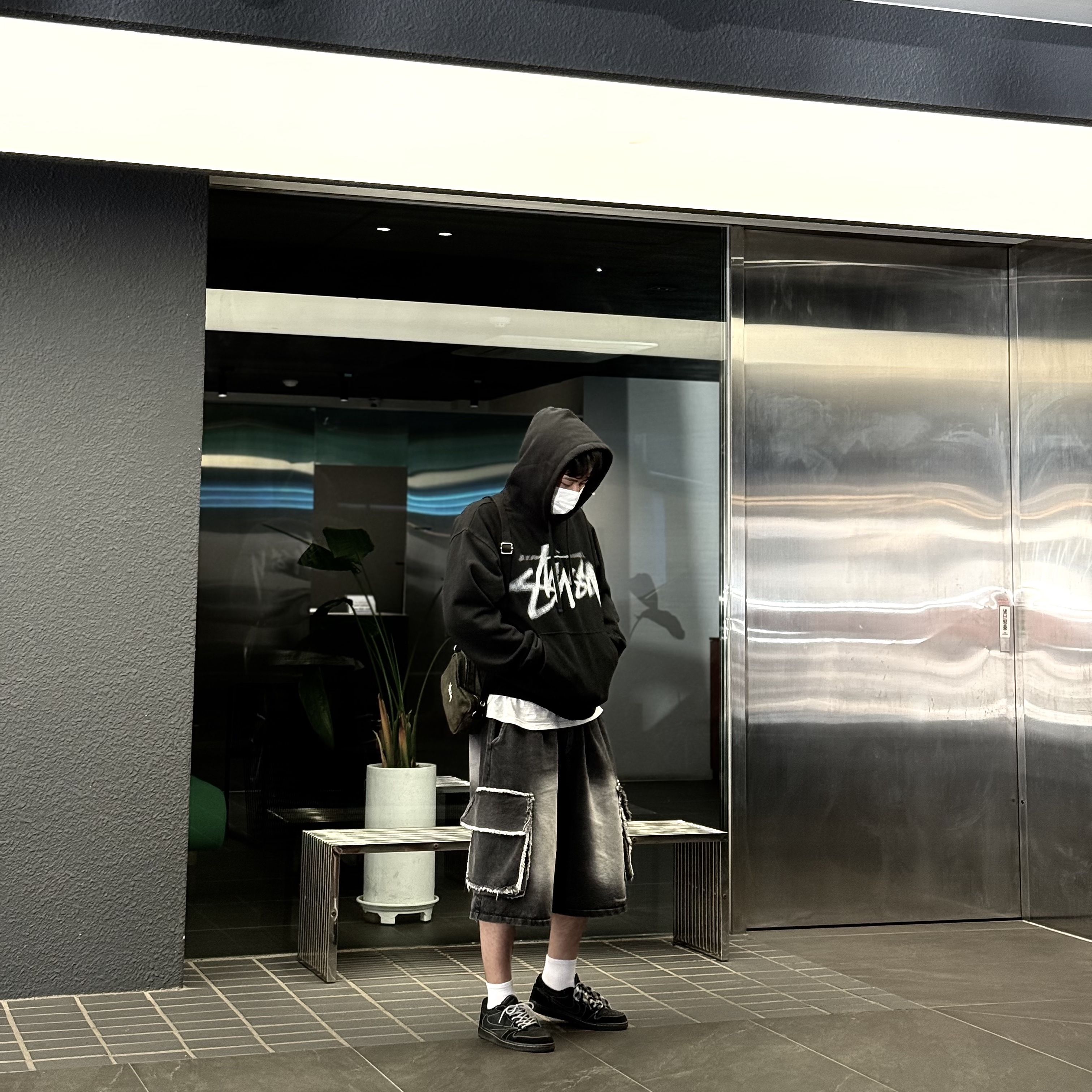 Stussy Canvas Side Pouch Washed Black, Jordan 1 x Travis Scott Retro Low OG SP Black Phantom 착용 스타일 - 1