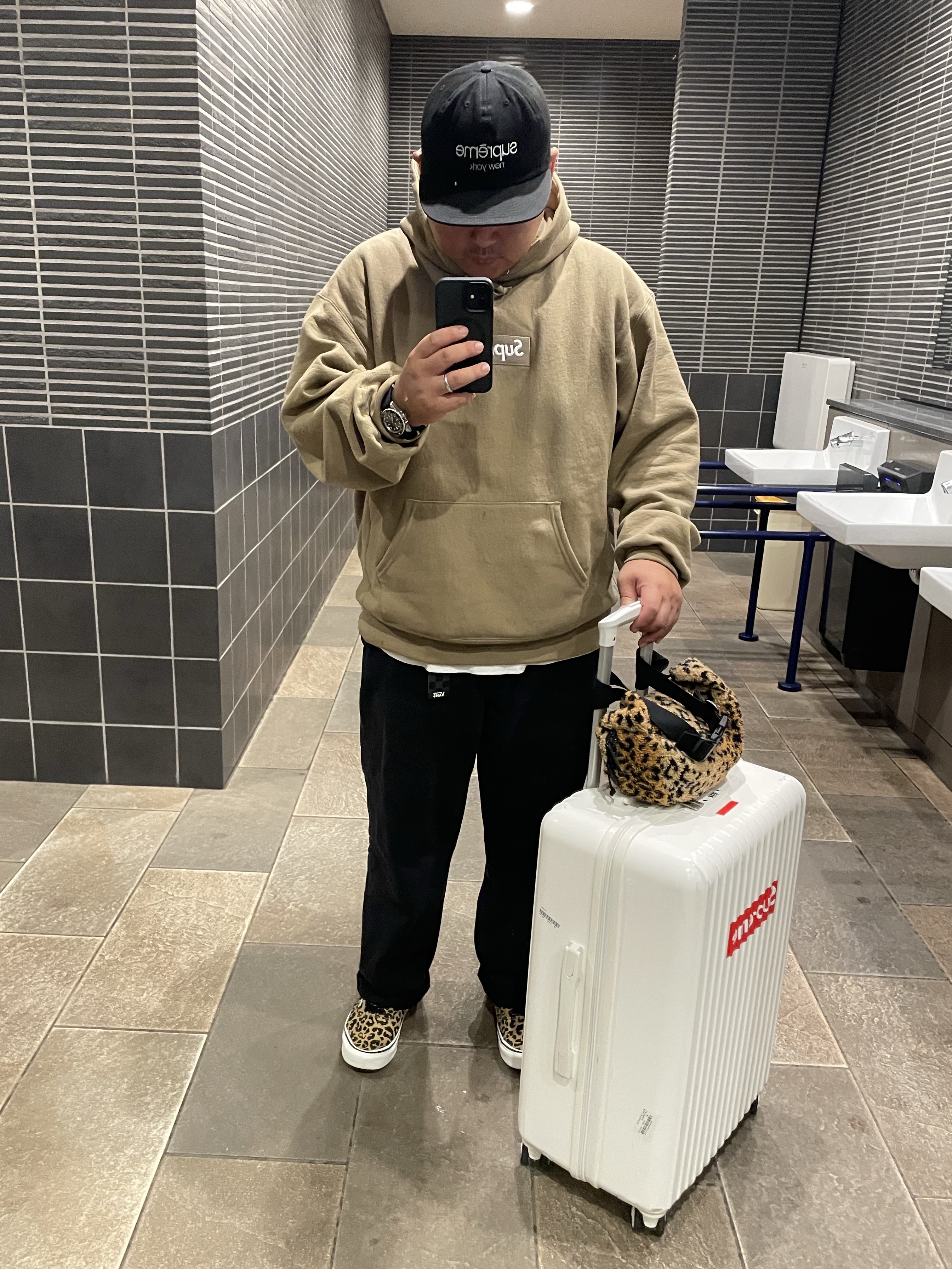 Supreme Box Logo Hooded Sweatshirt Dark Sand - 23FW, Rolex Submariner 41mm 124060 Black Oyster 착용 스타일 - 1