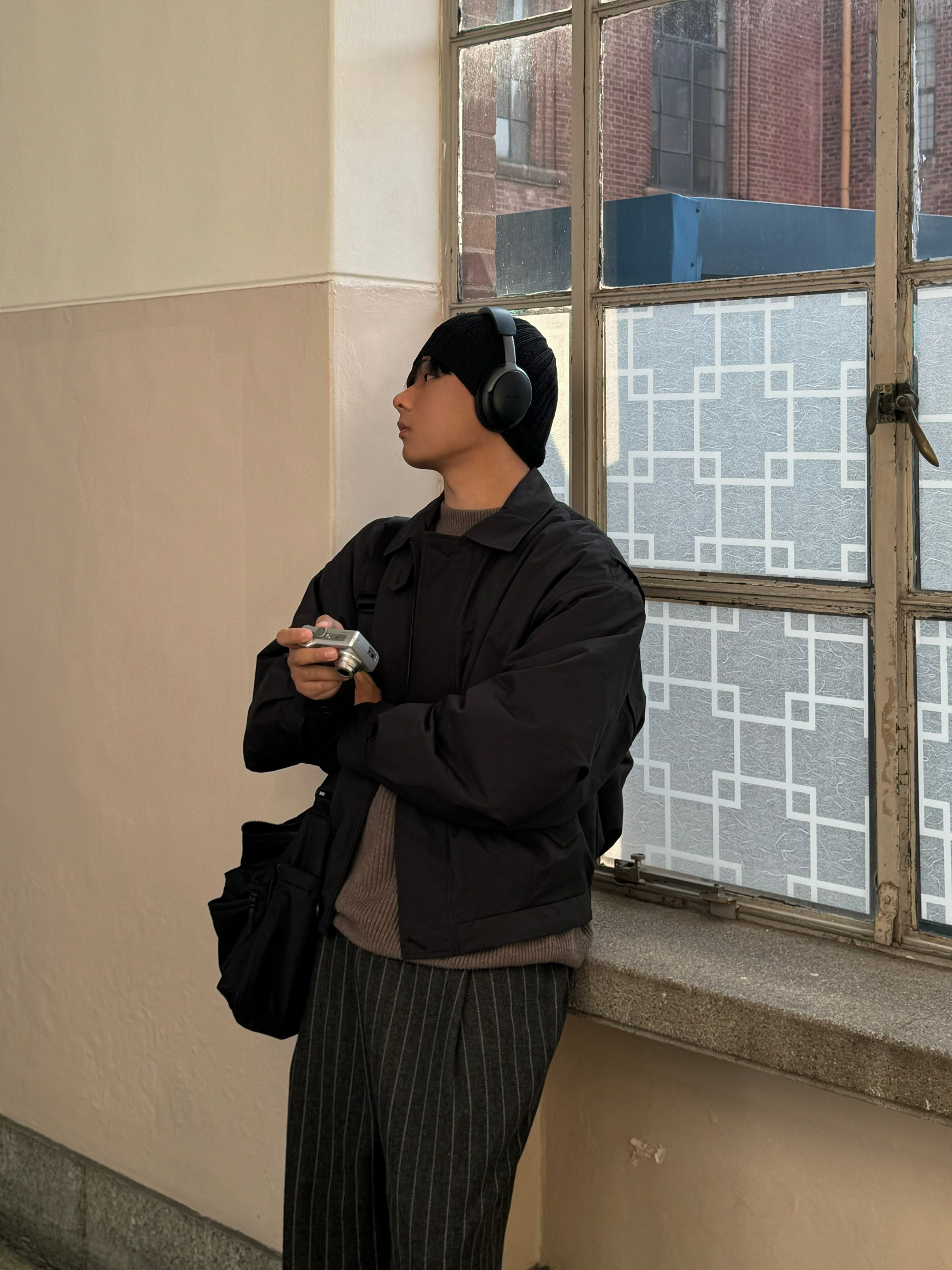Amomento Cotton Nylon Padded Jumper Black - 24FW, Uniqlo Multi Pocket Shoulder Bag Black 착용 스타일 - 7