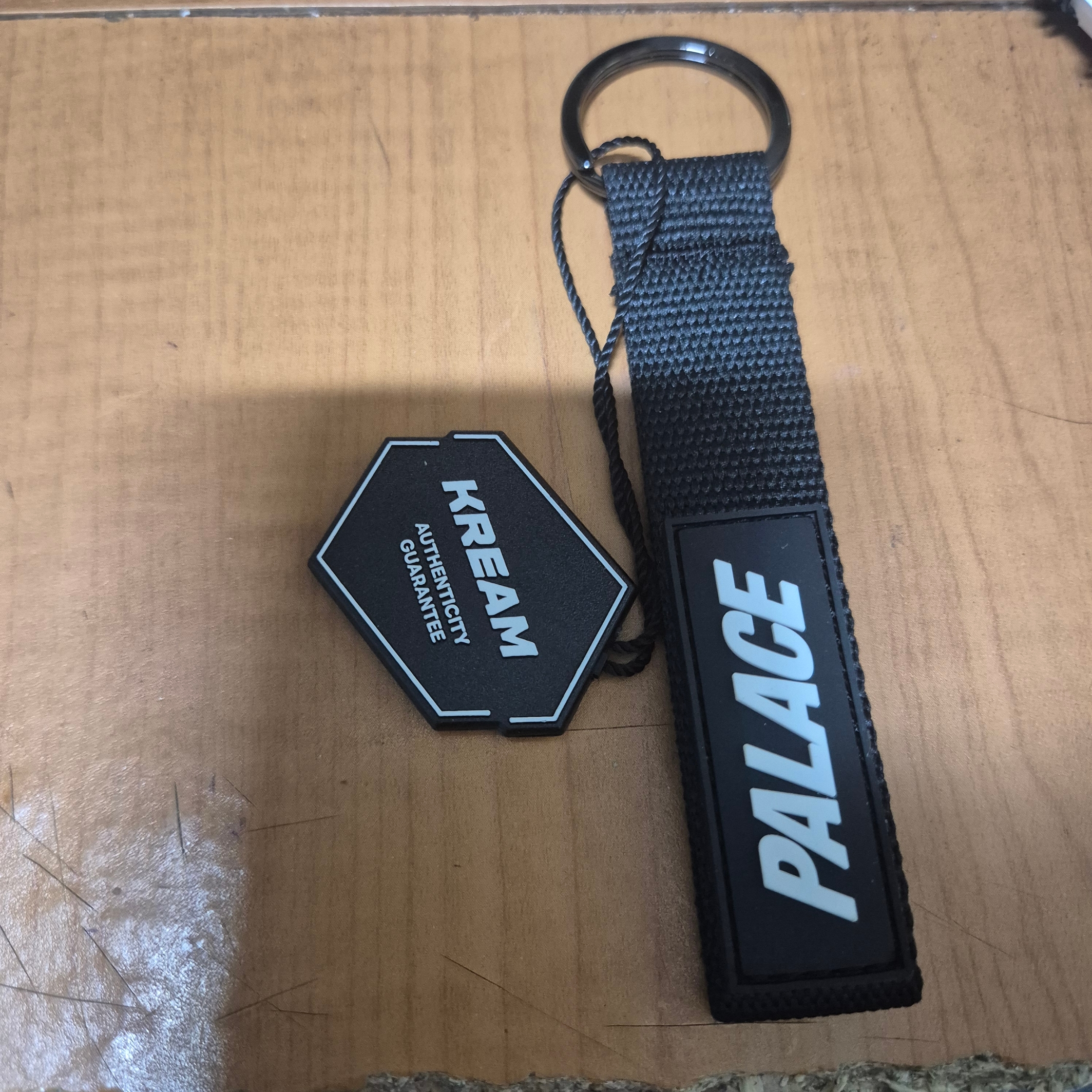 Palace Webbing Keyring Black - 24FW 착용 스타일