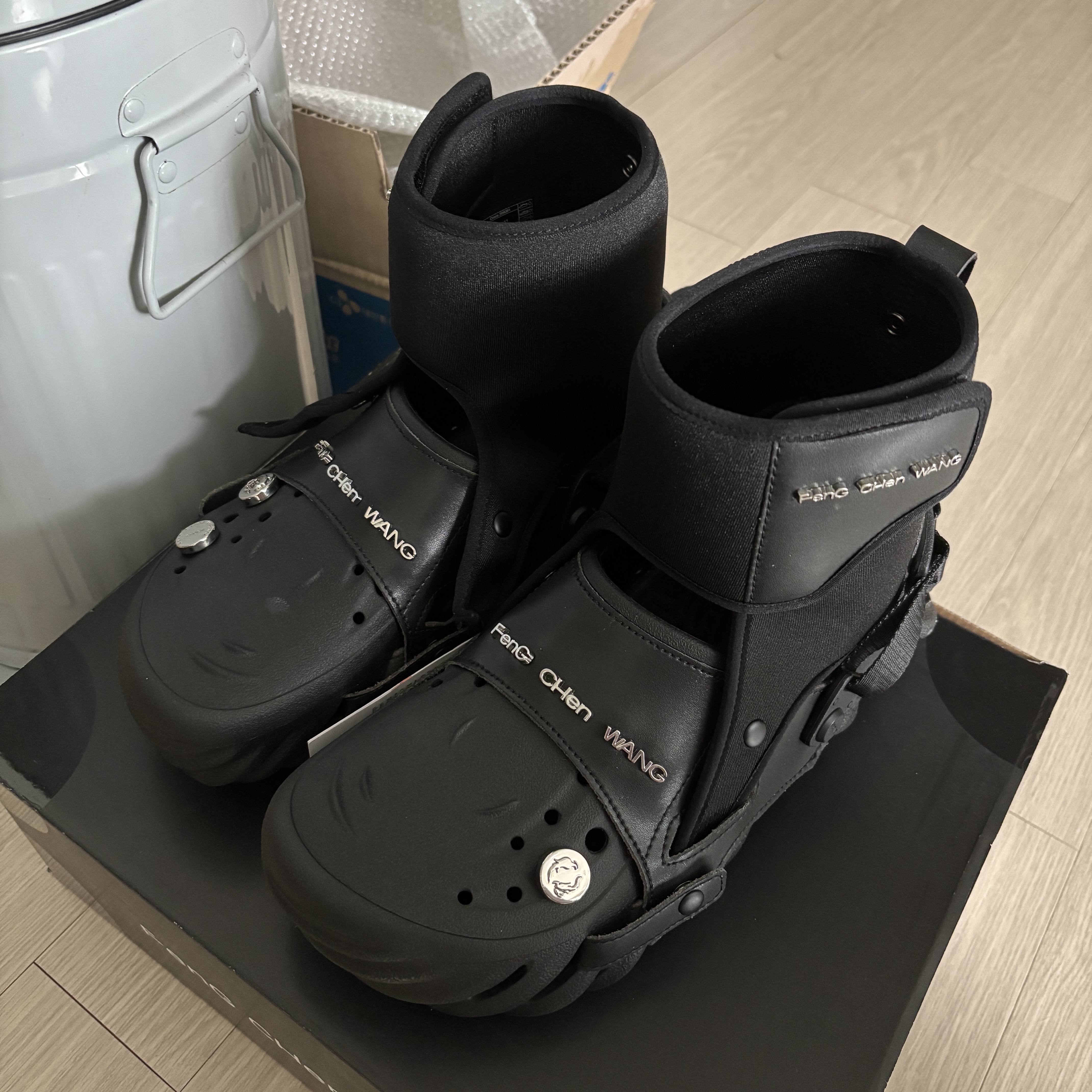 Crocs x Feng Chen Wang Echo Clog Black 착용 스타일