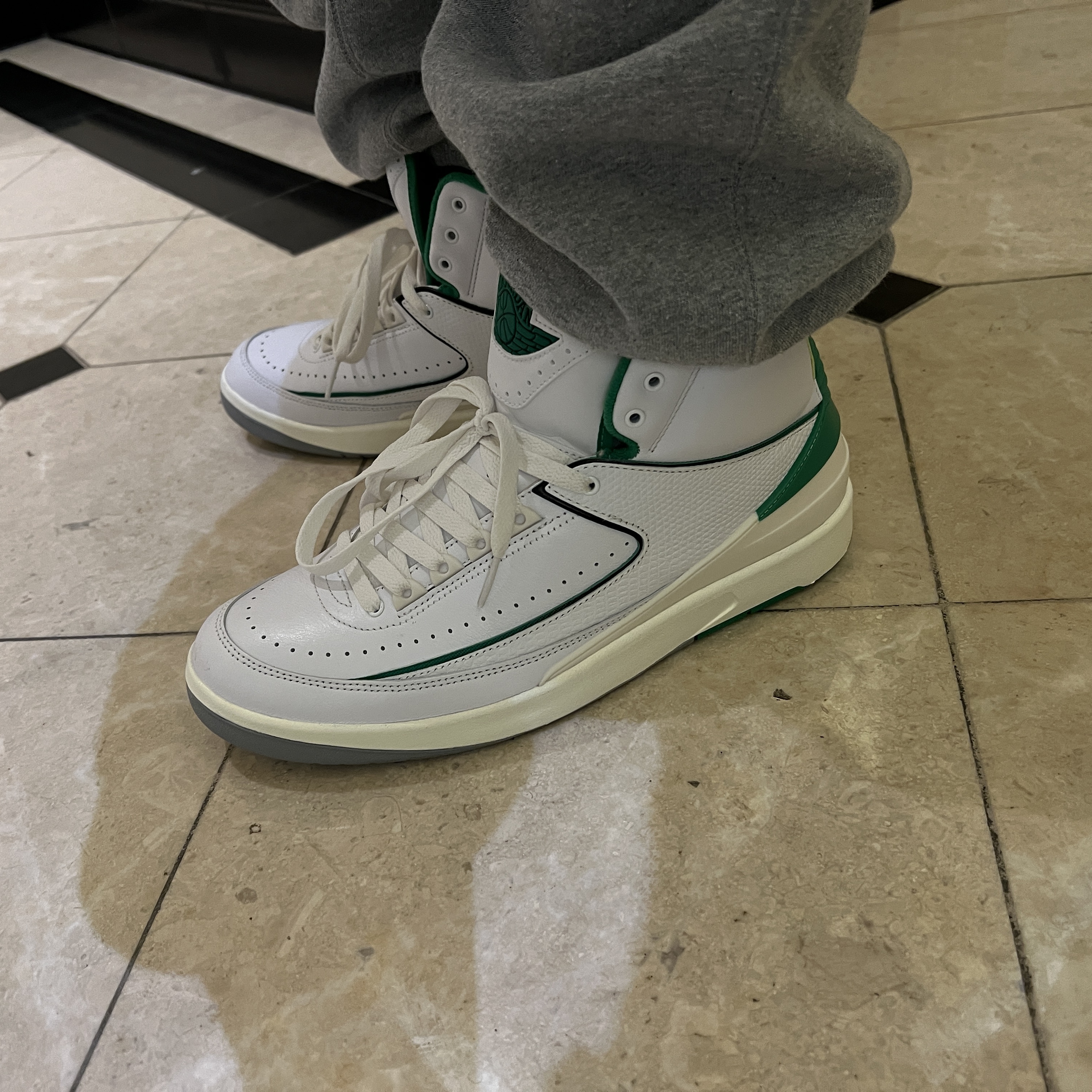 Jordan 2 Retro Lucky Green 착용 스타일