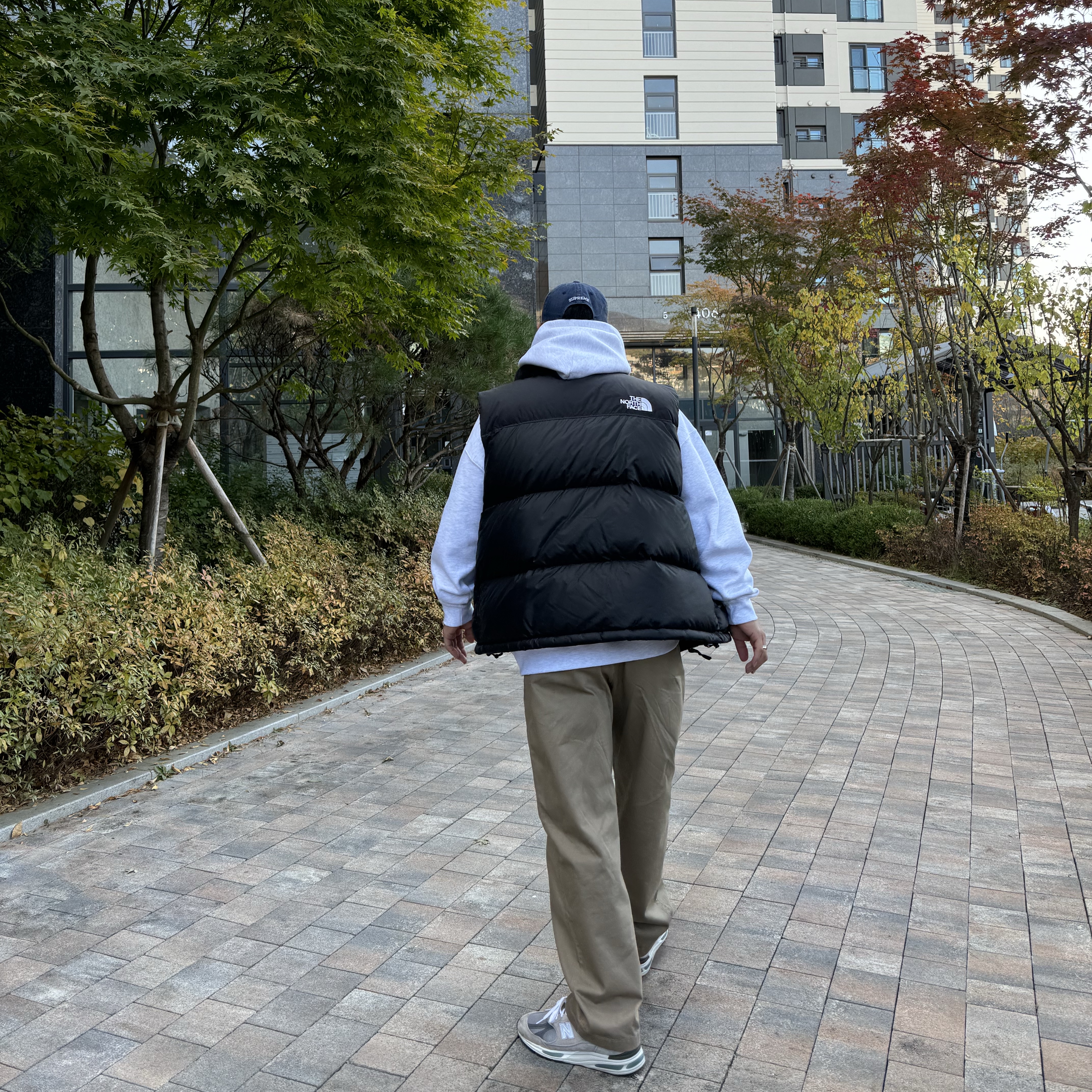 The North Face 1996 Retro Nuptse Vest Black 착용 스타일 - 3