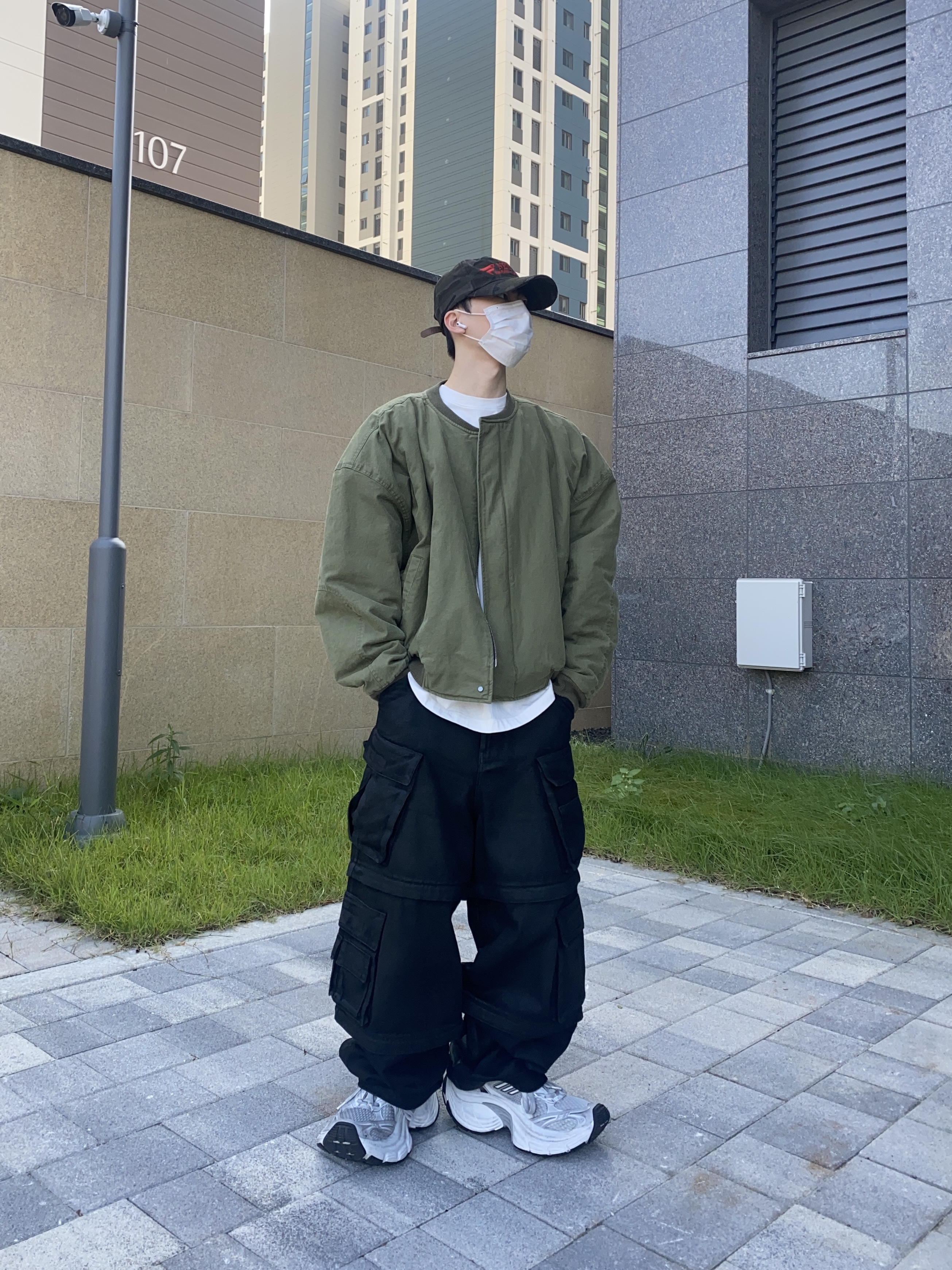 Nonnod Sulfur Dye Serge Bomber Jacket Vintage Khaki, Project G/R Oversized Convertible Cargo Pants Coated Black 착용 스타일