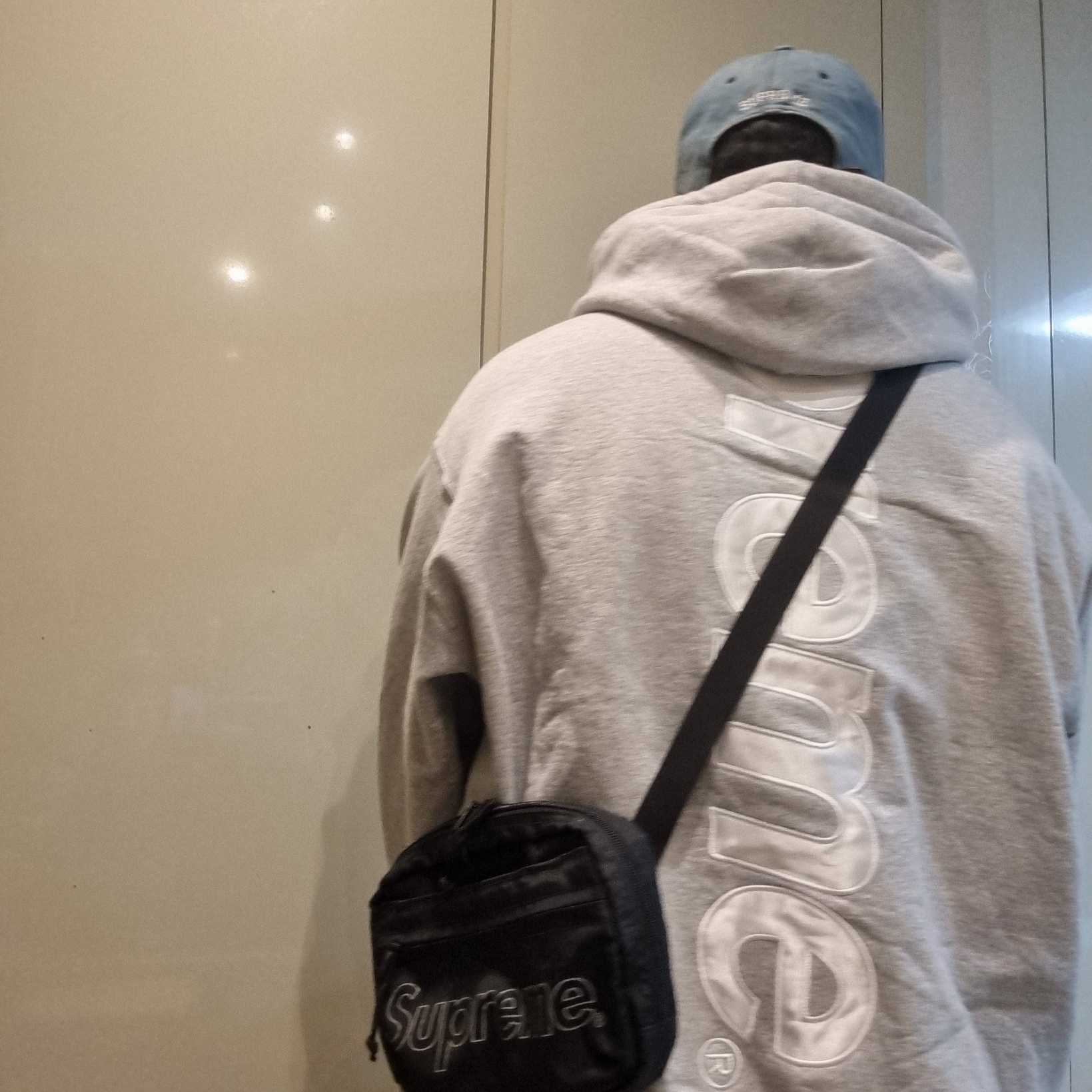 Supreme Satin Applique Hooded Sweatshirt Heather Grey - 24FW, Supreme x Burberry Denim 6-Panel Washed Blue - 22SS 착용 스타일