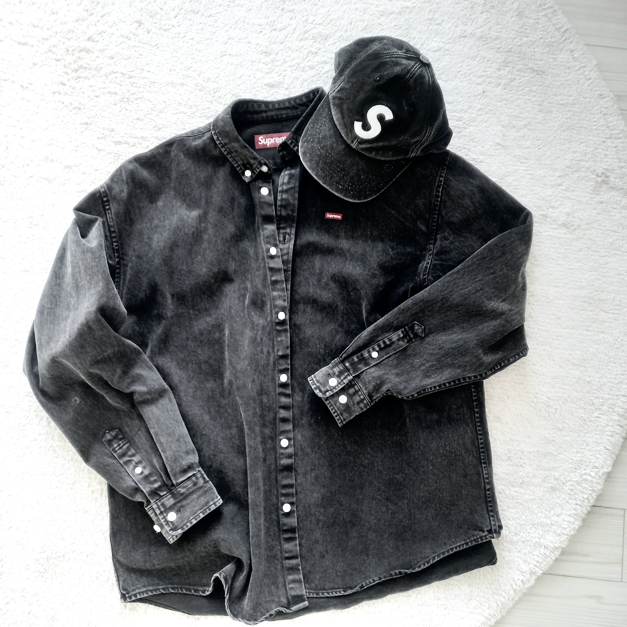 Supreme Pigment S Logo 6-Panel Black - 24FW, Supreme Small Box Shirt Washed Black - 24SS 착용 스타일 - 1