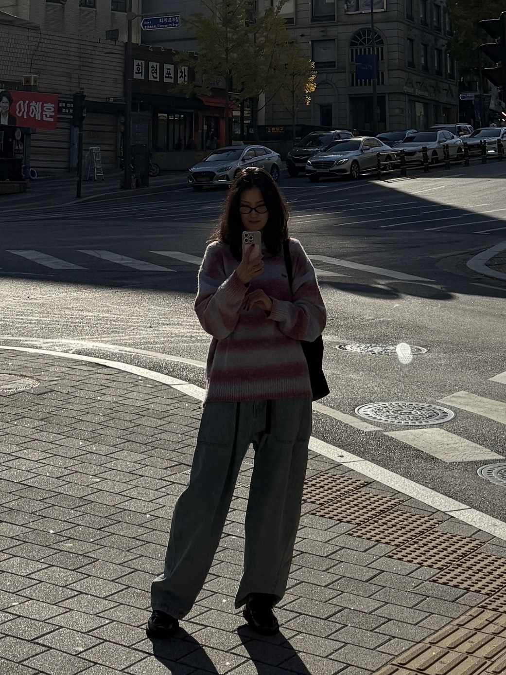 Nike V2K Run Black Anthracite, Apple iPhone 16 Pro 256GB Natural Titanium (Korean Ver.) 착용 스타일 - 4