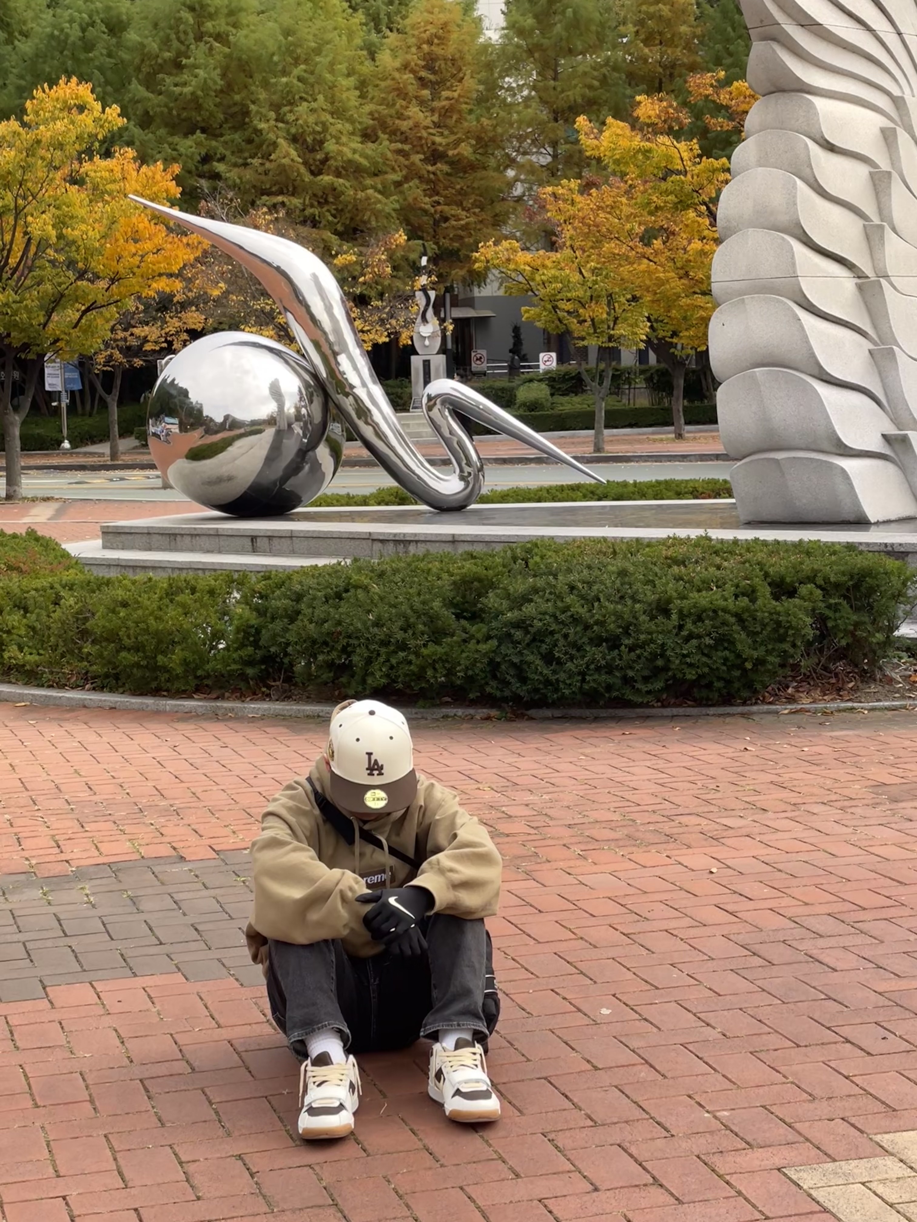 Supreme Box Logo Hooded Sweatshirt Dark Sand - 23FW, Jordan x Travis Scott Jumpman Jack TR Sail and Dark Mocha 착용 스타일 - 1