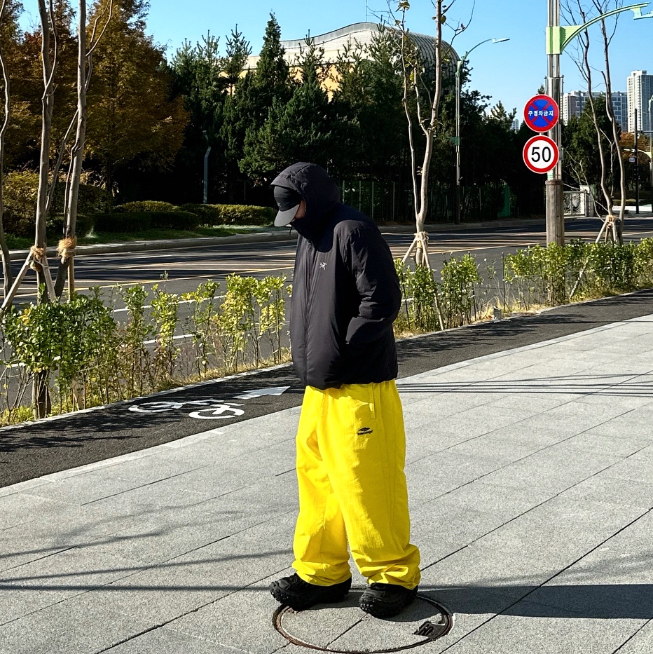 Arc'teryx Atom Heavyweight Hoody Black, Balenciaga 3B Sports Icon Tracksuit Pants Black 착용 스타일