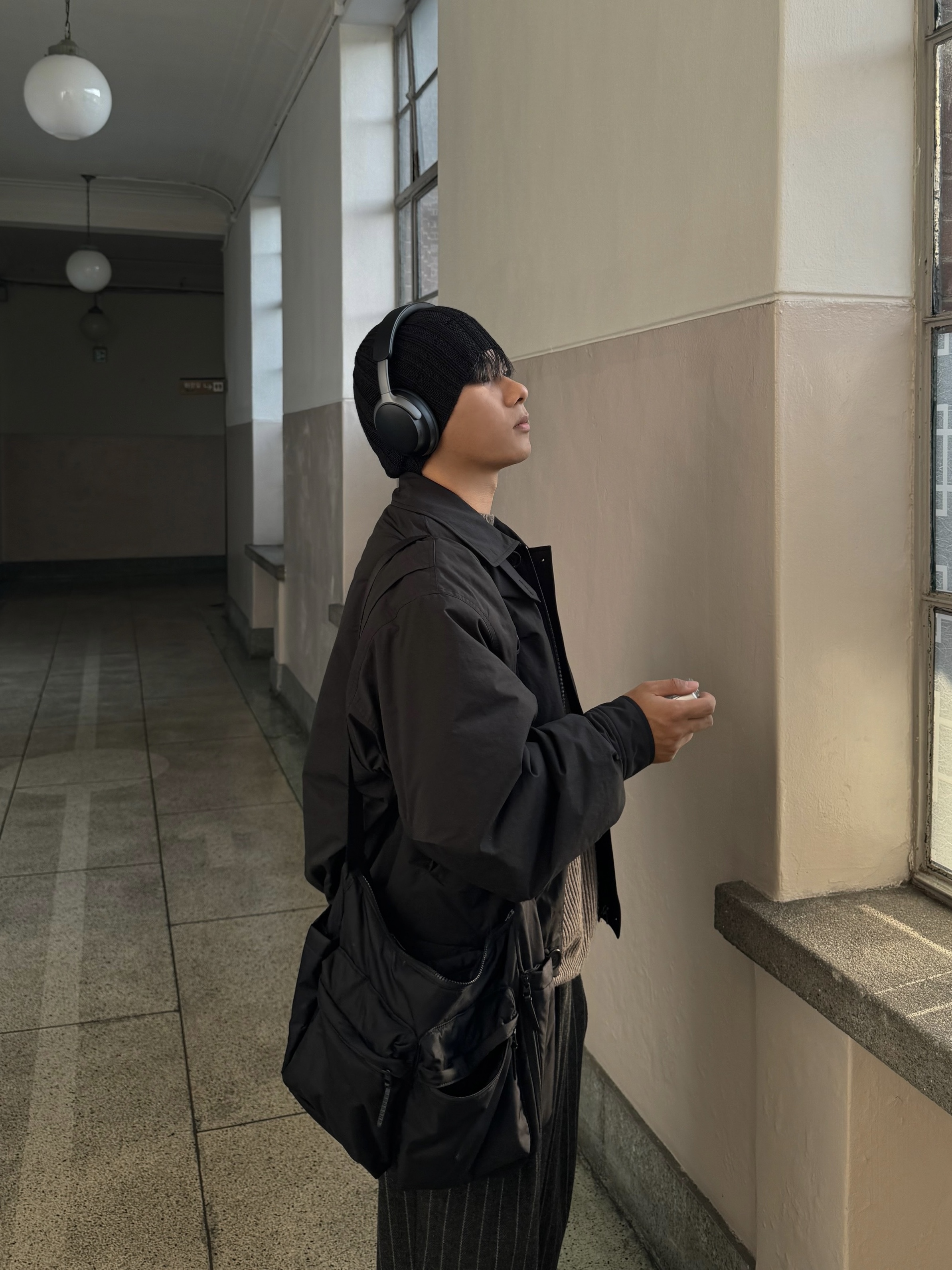 Amomento Cotton Nylon Padded Jumper Black - 24FW, Uniqlo Multi Pocket Shoulder Bag Black 착용 스타일 - 1