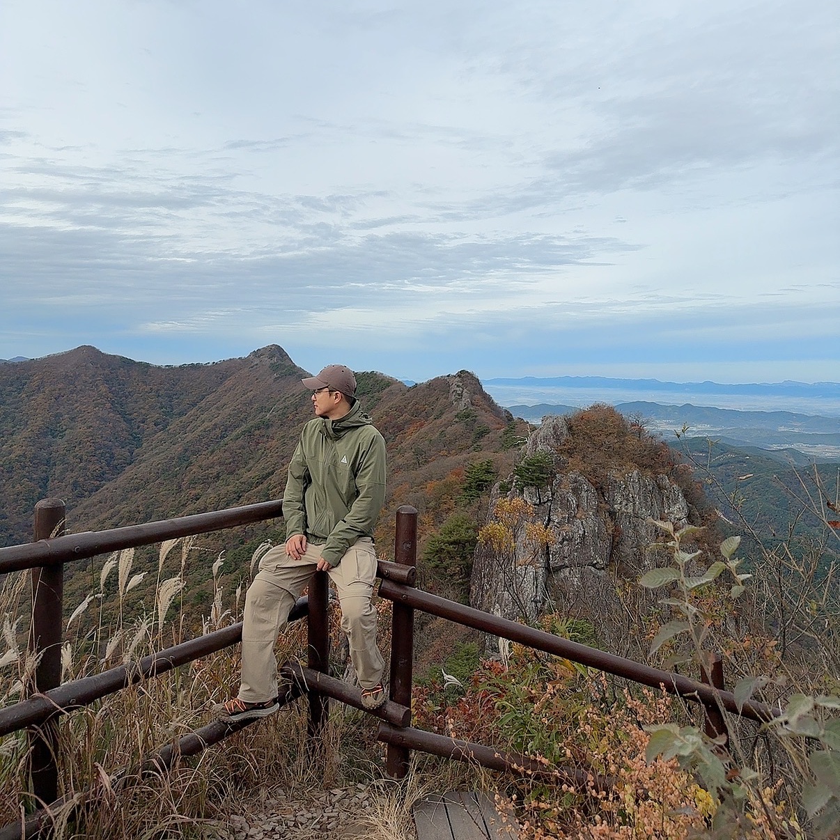 Nike ACG Sun Farer Jacket Medium Olive - Asia, Nike ACG Smith Summit Cargo Pants Khaki Iron Ore - Asia 착용 스타일