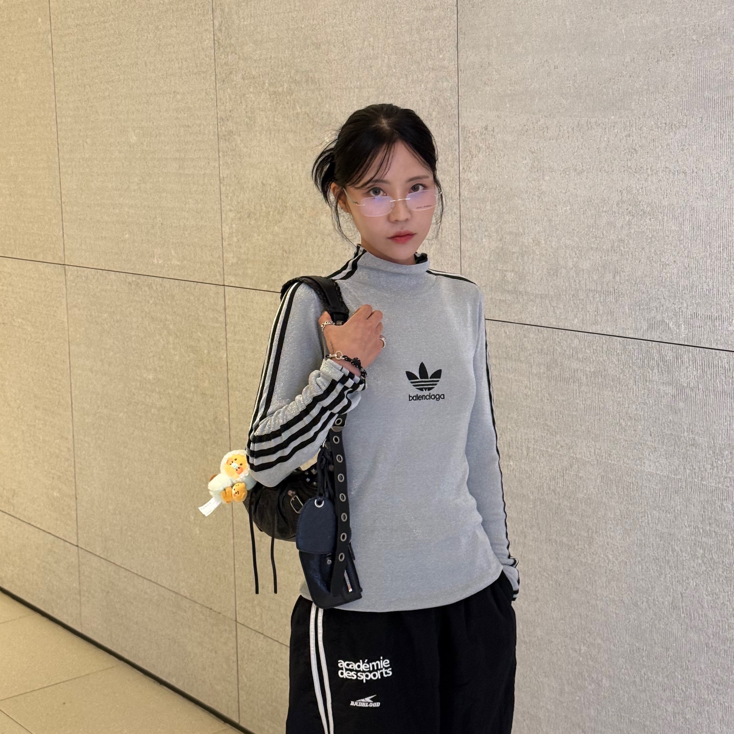 Balenciaga Arena Lambskin Le Cagole XS Shoulder Bag Black, Balenciaga Le Cagole Small Shoulder Bag Black 착용 스타일 - 3