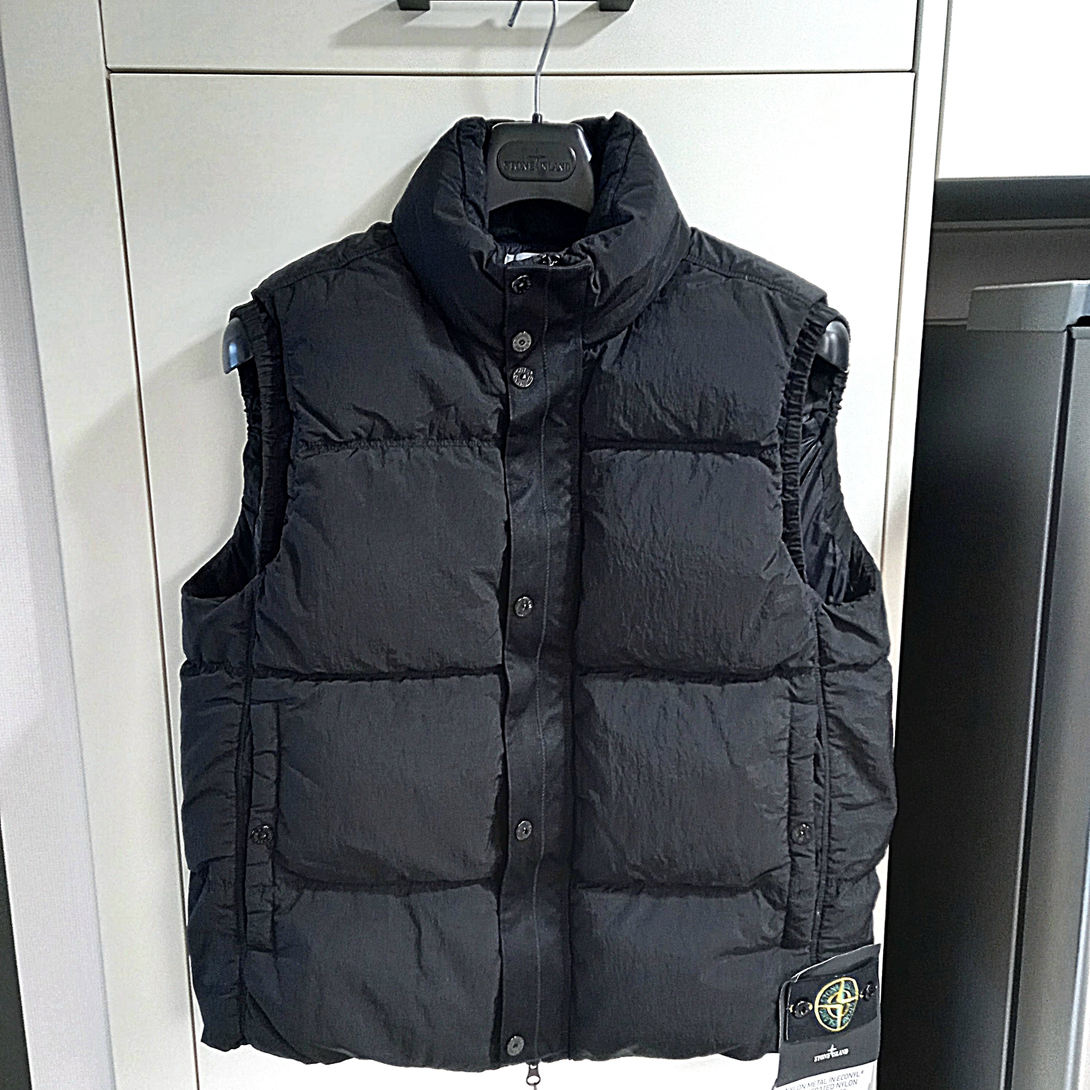 Stone Island G0419 Nylon Metal in Econyl Down Zip Vest with Anti Drop Black - 24FW 착용 스타일 - 1