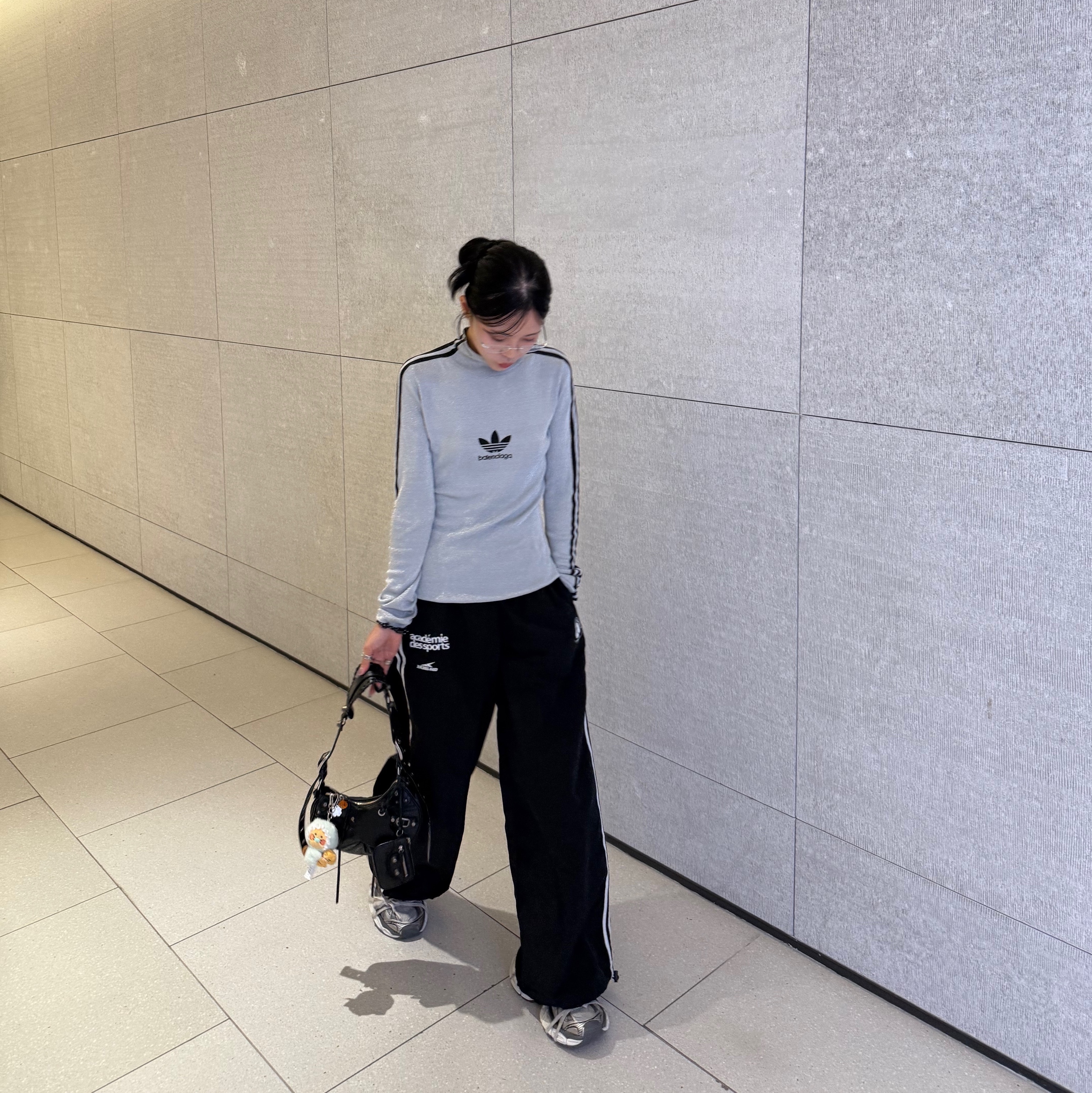 Balenciaga Arena Lambskin Le Cagole XS Shoulder Bag Black, Balenciaga Le Cagole Small Shoulder Bag Black 착용 스타일 - 2