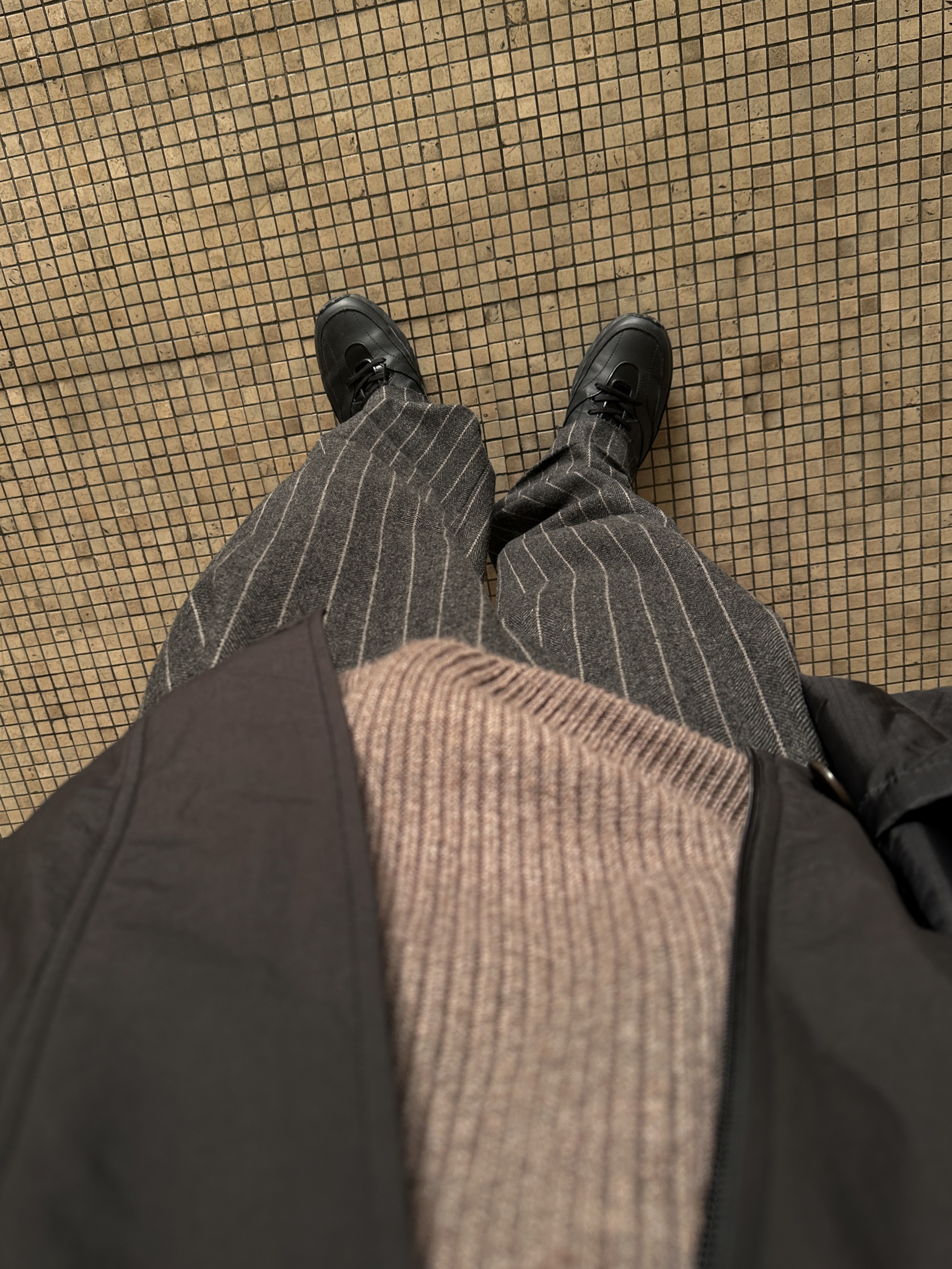 Amomento Cotton Nylon Padded Jumper Black - 24FW, Uniqlo Multi Pocket Shoulder Bag Black 착용 스타일 - 8