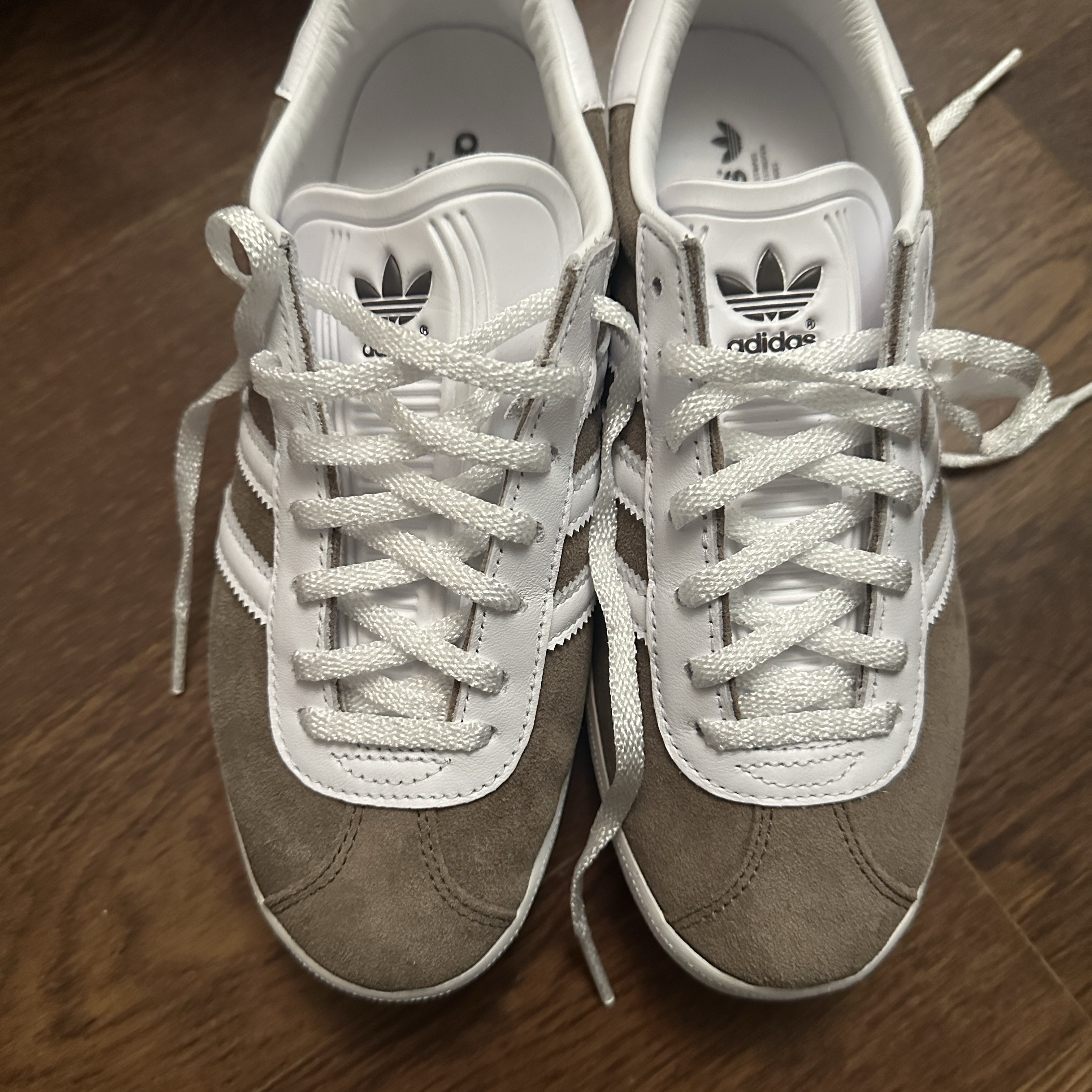 Adidas Gazelle 85 Earth Strata Cloud White 착용 스타일
