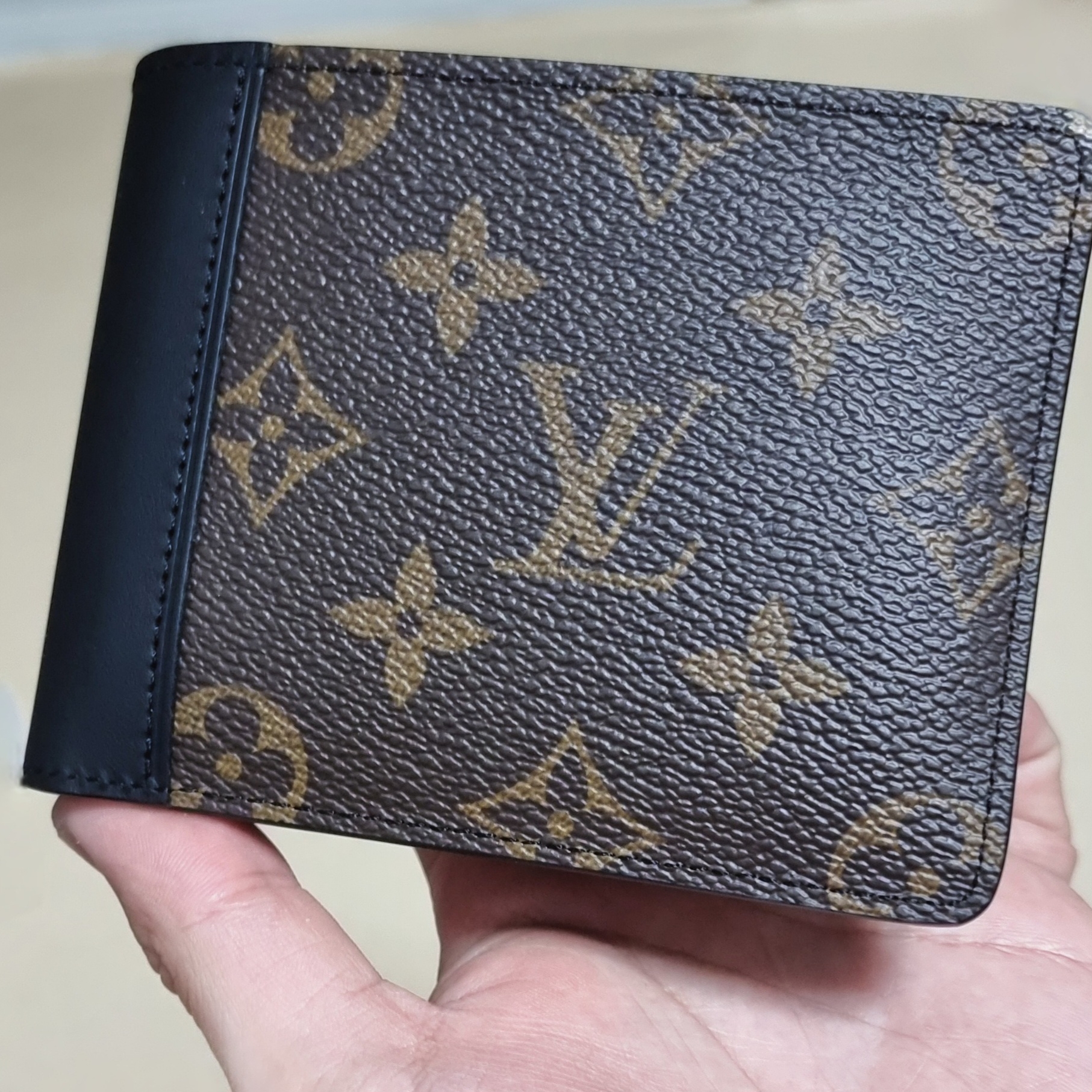 Louis Vuitton Multiple Wallet Monogram 착용 스타일