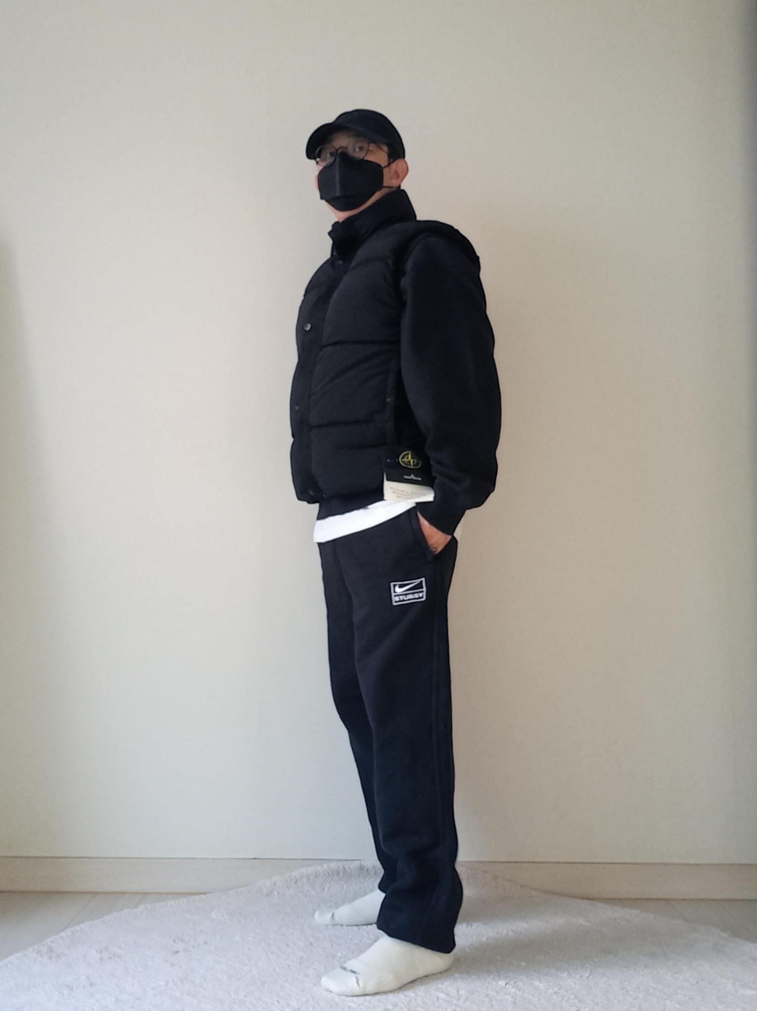 Nike x Stussy NRG Washed Fleece Crewneck Black (DO5310-010), Supreme Small Box LS T-Shirt White - 24SS 착용 스타일 - 2
