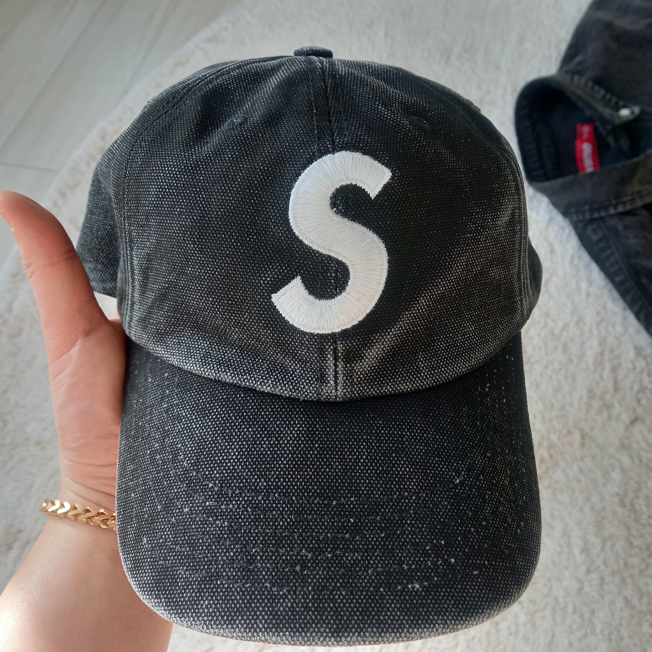 Supreme Pigment S Logo 6-Panel Black - 24FW 착용 스타일 - 6