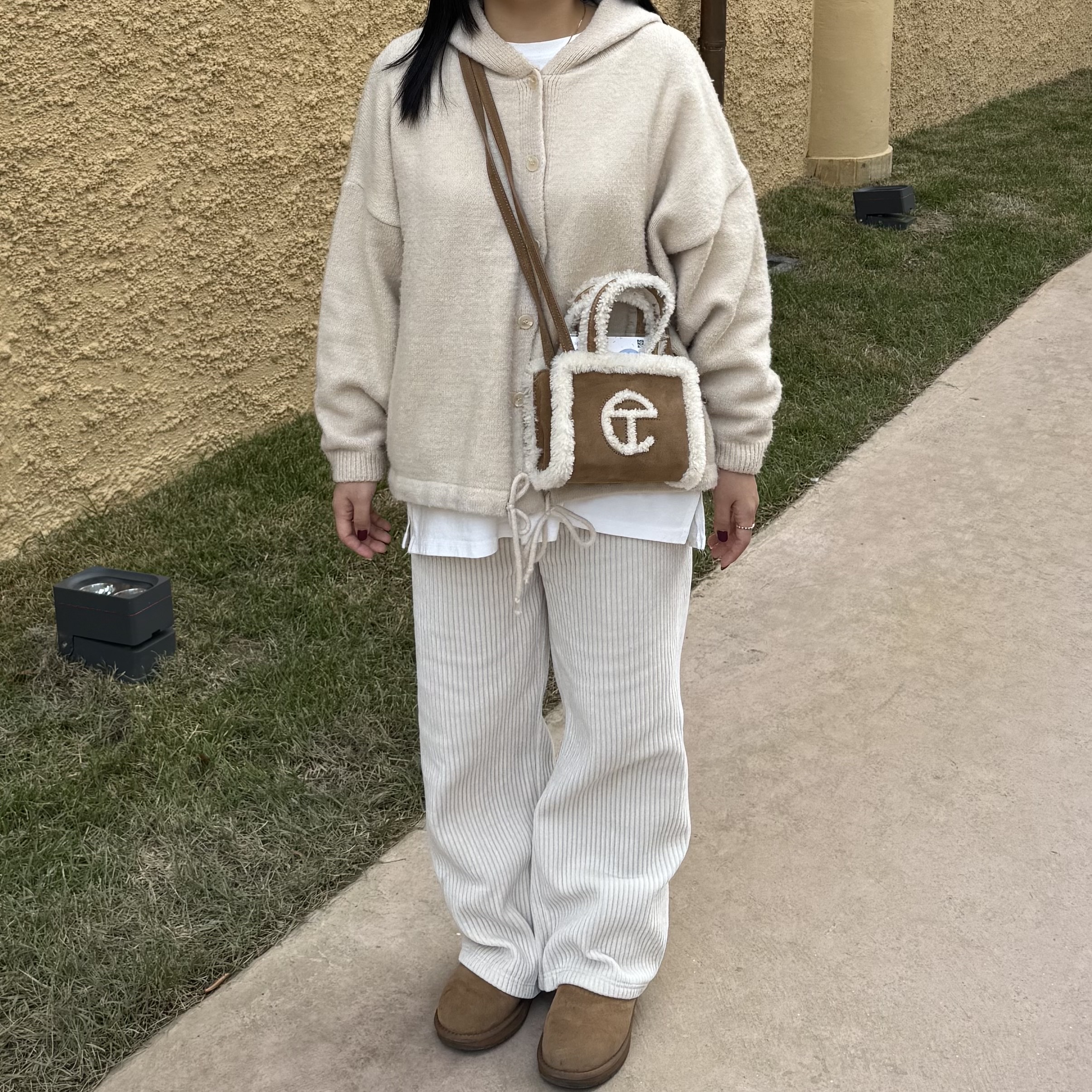 (W) UGG Classic Short II Boots Chestnut, Telfar x UGG Small Shopping Bag Chestnut 착용 스타일