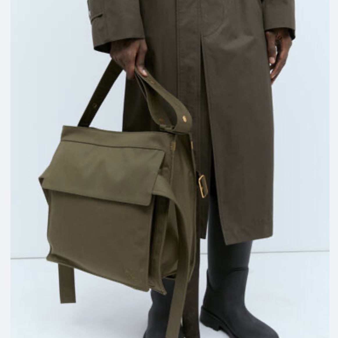 Burberry Trench Tote Olive 착용 스타일