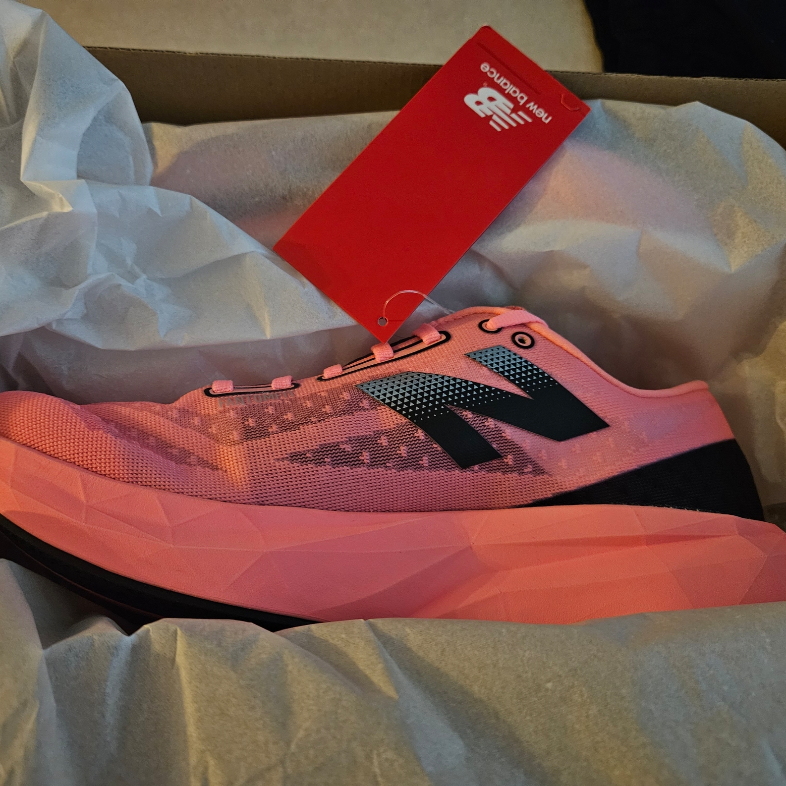 New Balance Fuelcell Rebel v4 Ultra Pink Black - 2E Wide 착용 스타일