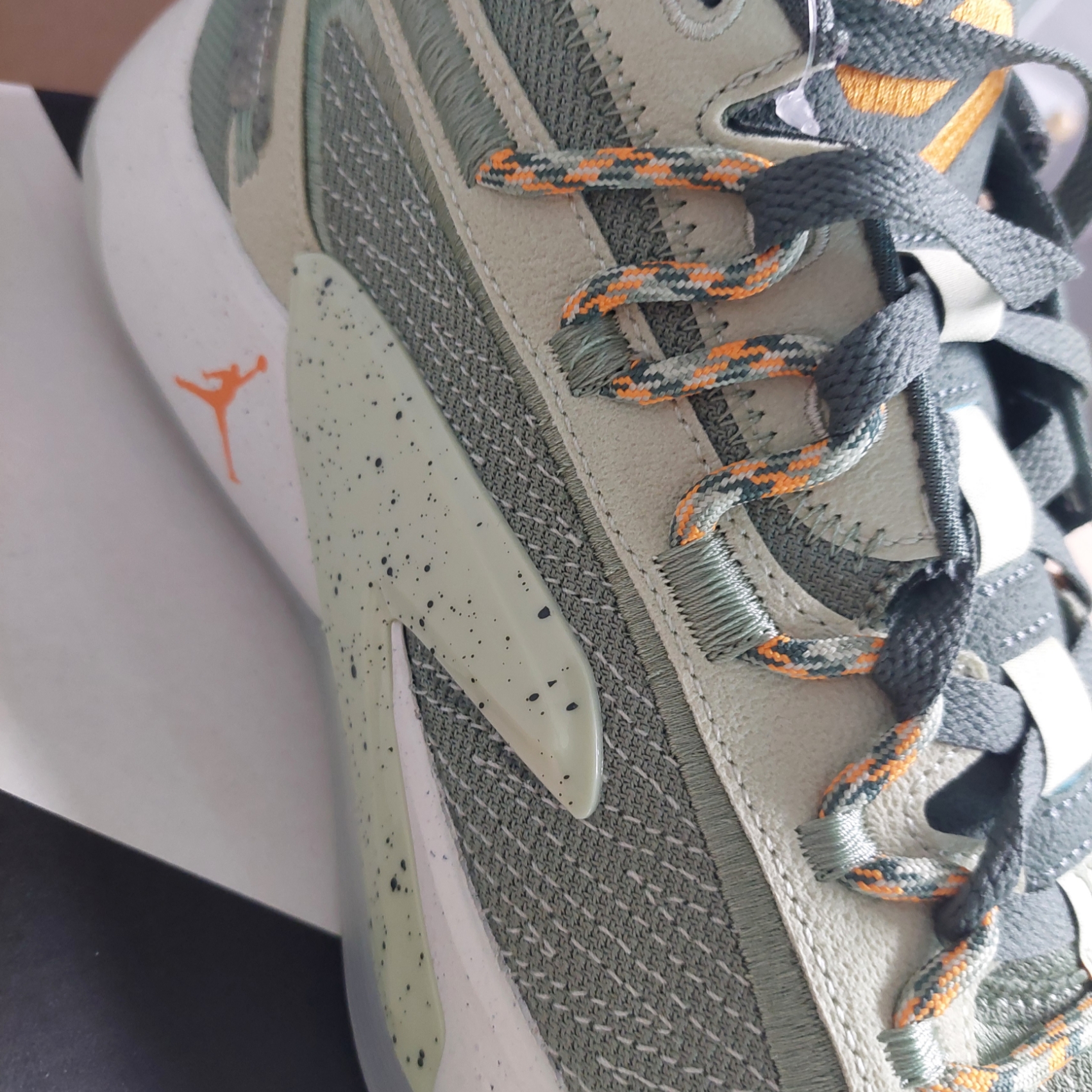 Jordan Luka 2 S PF Olive Aura Vivid Orange 착용 스타일 - 3