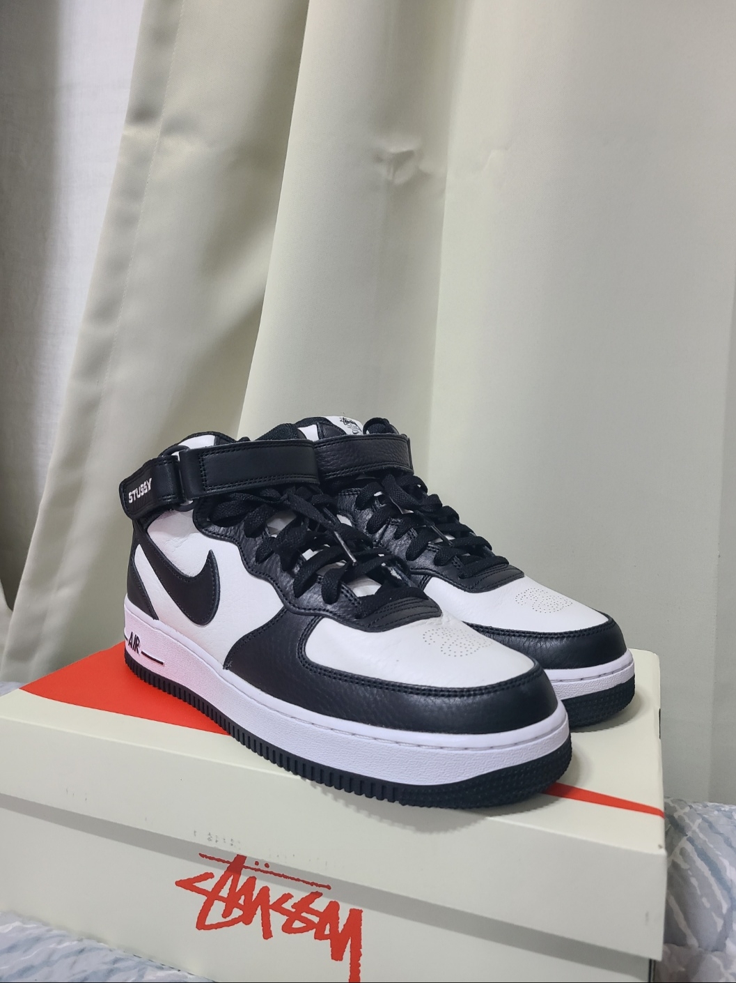 Nike x Stussy Air Force 1 '07 Mid SP Black and Light Bone 착용 스타일