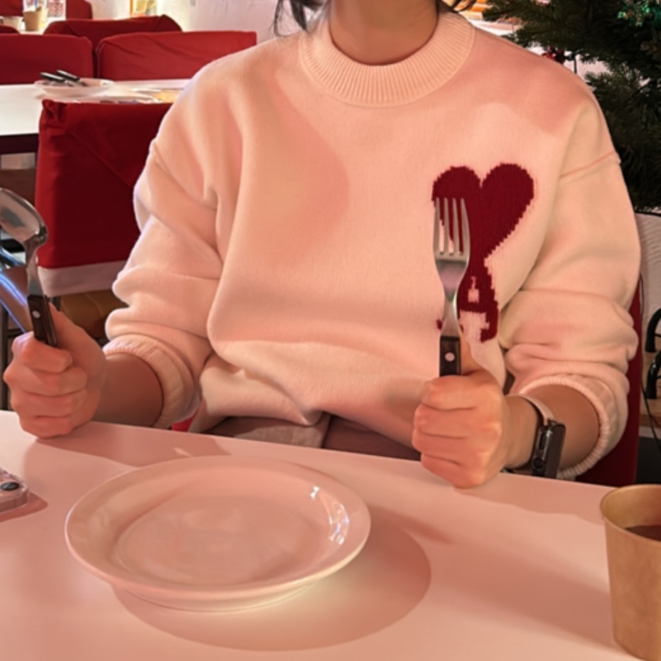 AMI de Coeur Oversize Intarsia Sweater Off White Red 착용 스타일