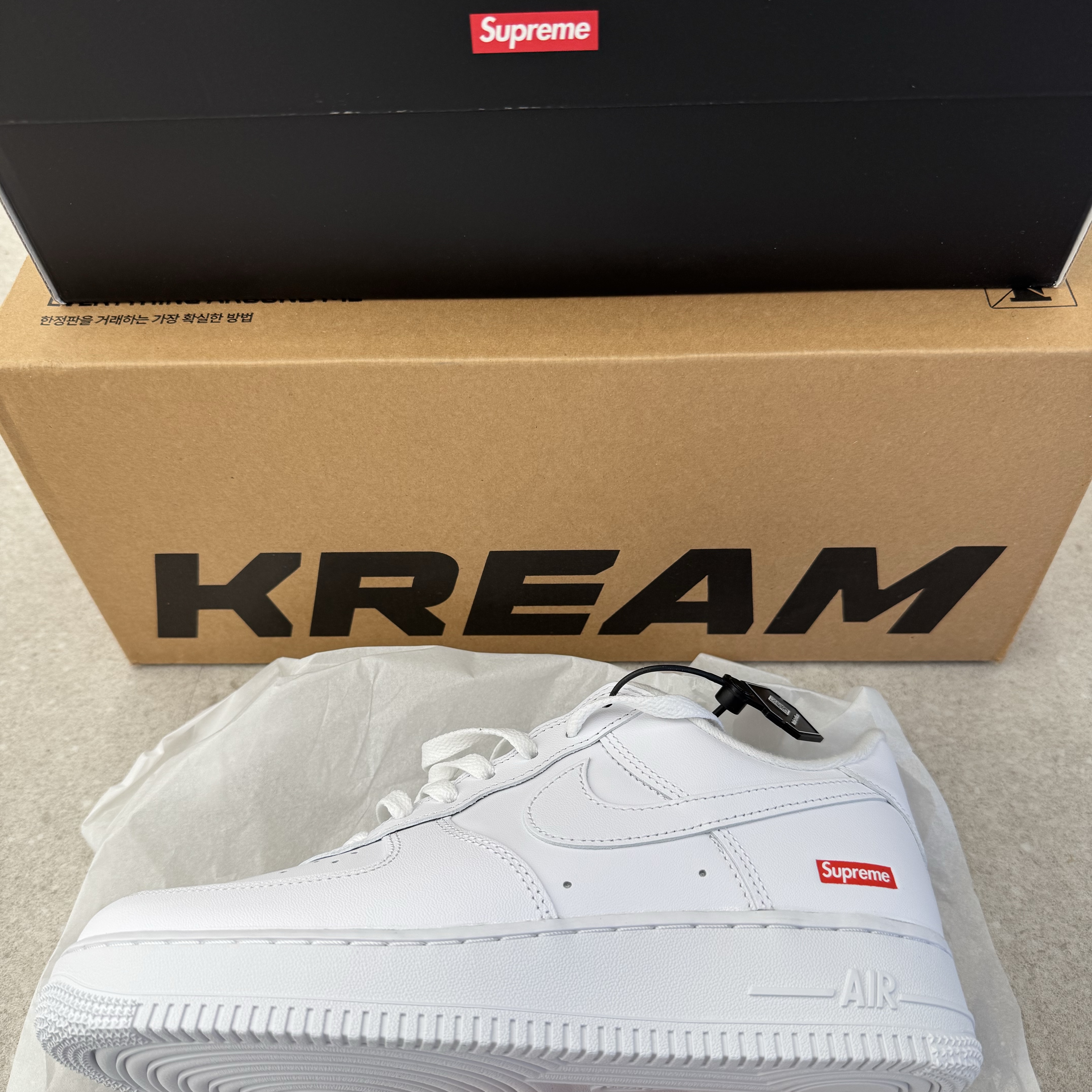 Nike x Supreme Air Force 1 Low White 착용 스타일