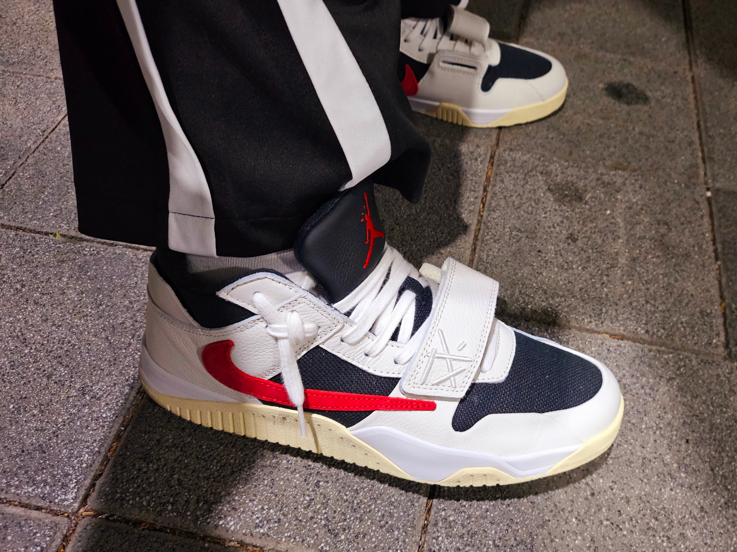 Jordan x Travis Scott Jumpman Jack TR University Red, (GS) Jordan 4 Retro White and Black 착용 스타일 - 2
