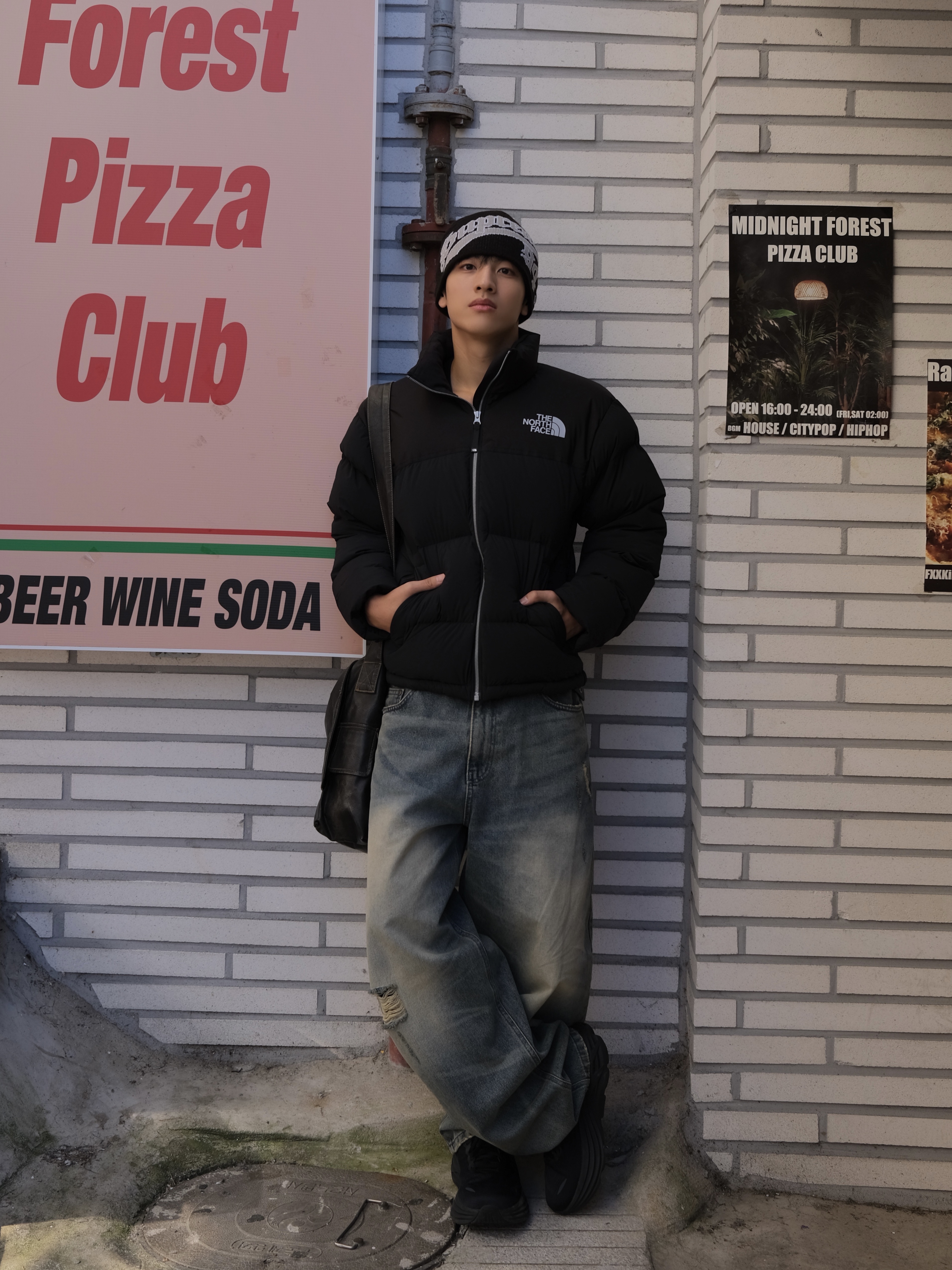 Supreme New Era Script Beanie Black - 22FW, Hoka Bondi 8 Black - Wide 착용 스타일