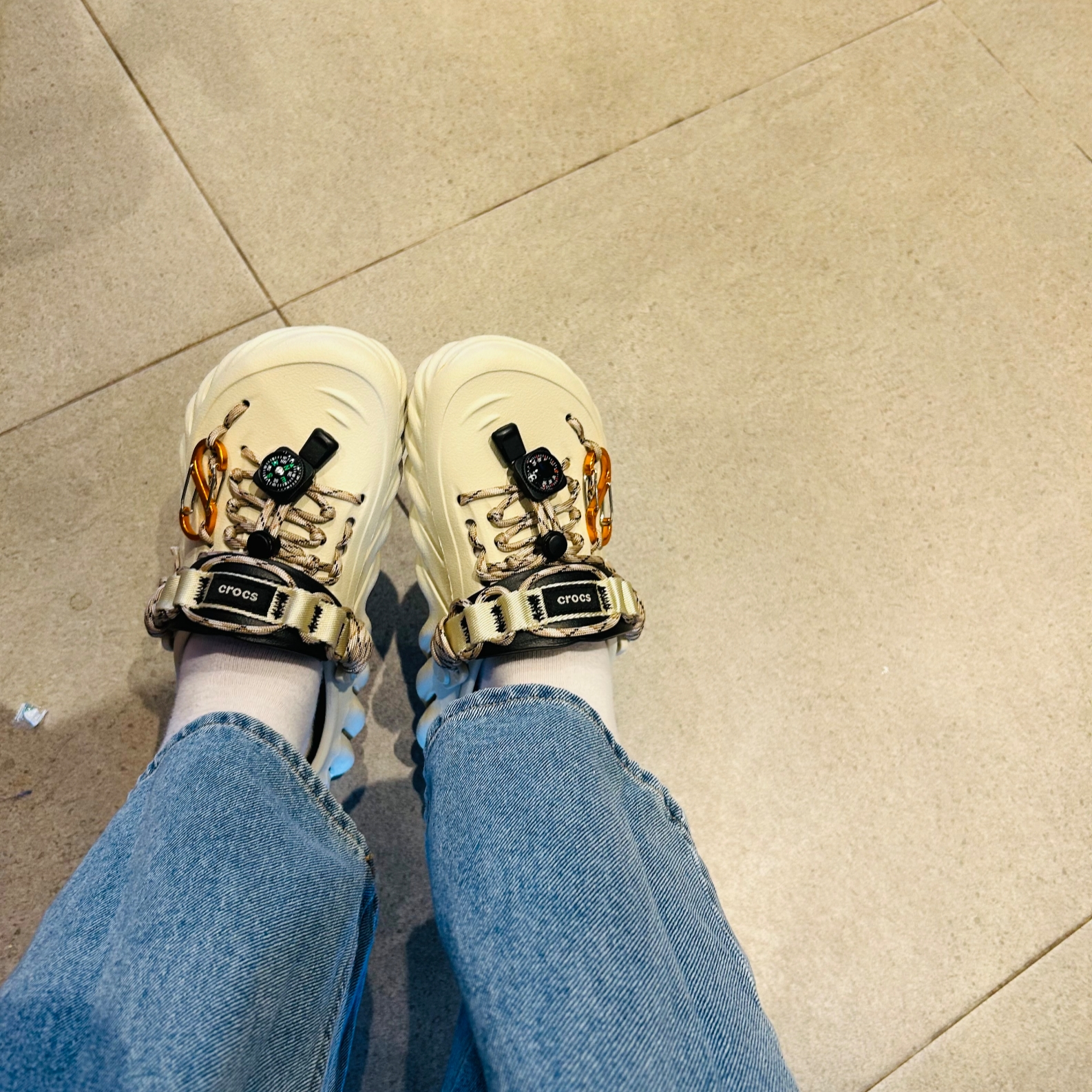 Crocs Echo Clog Bone Black 착용 스타일 - 3
