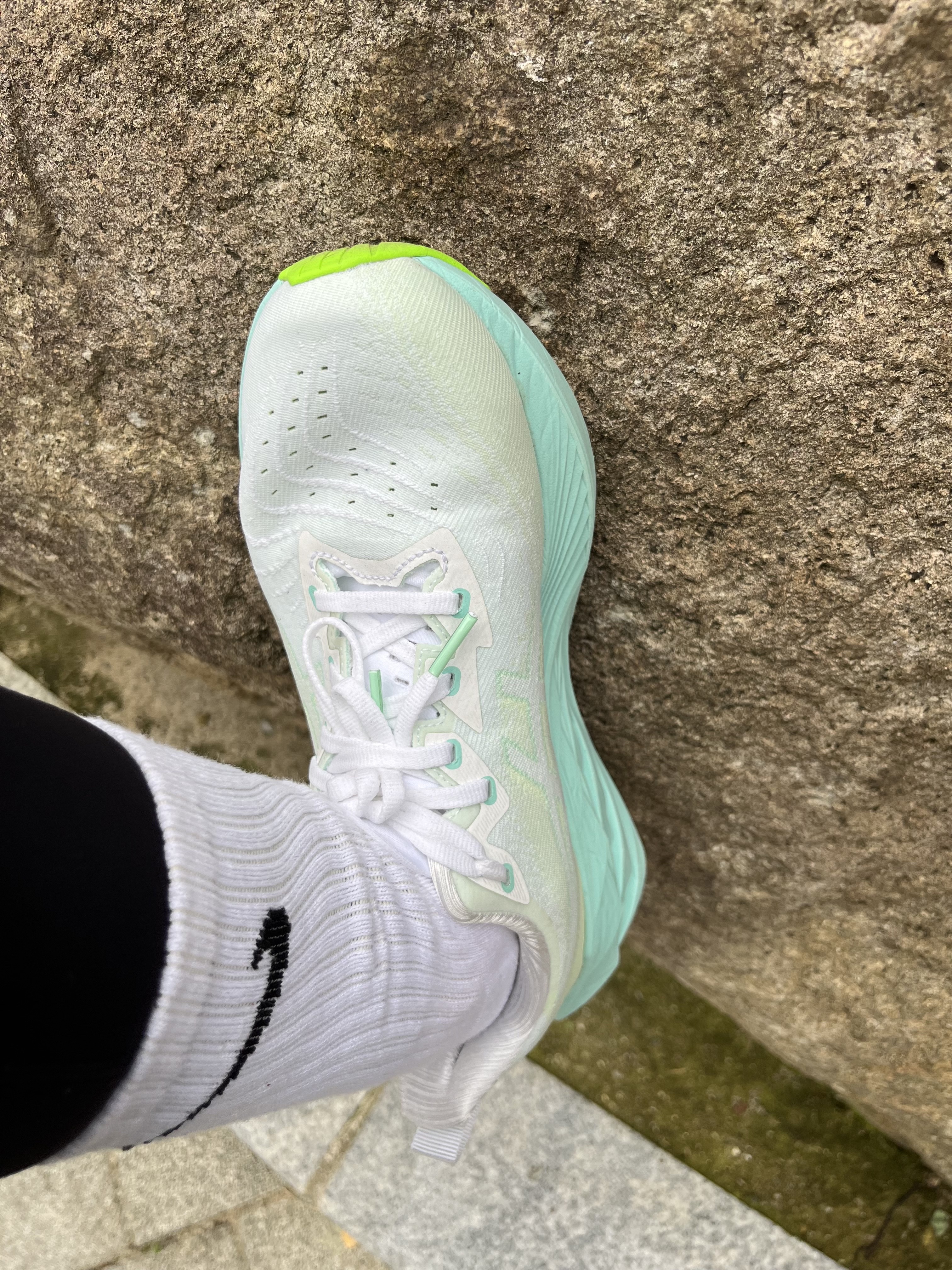 Asics Novablast 4 White Illuminate MInt 착용 스타일