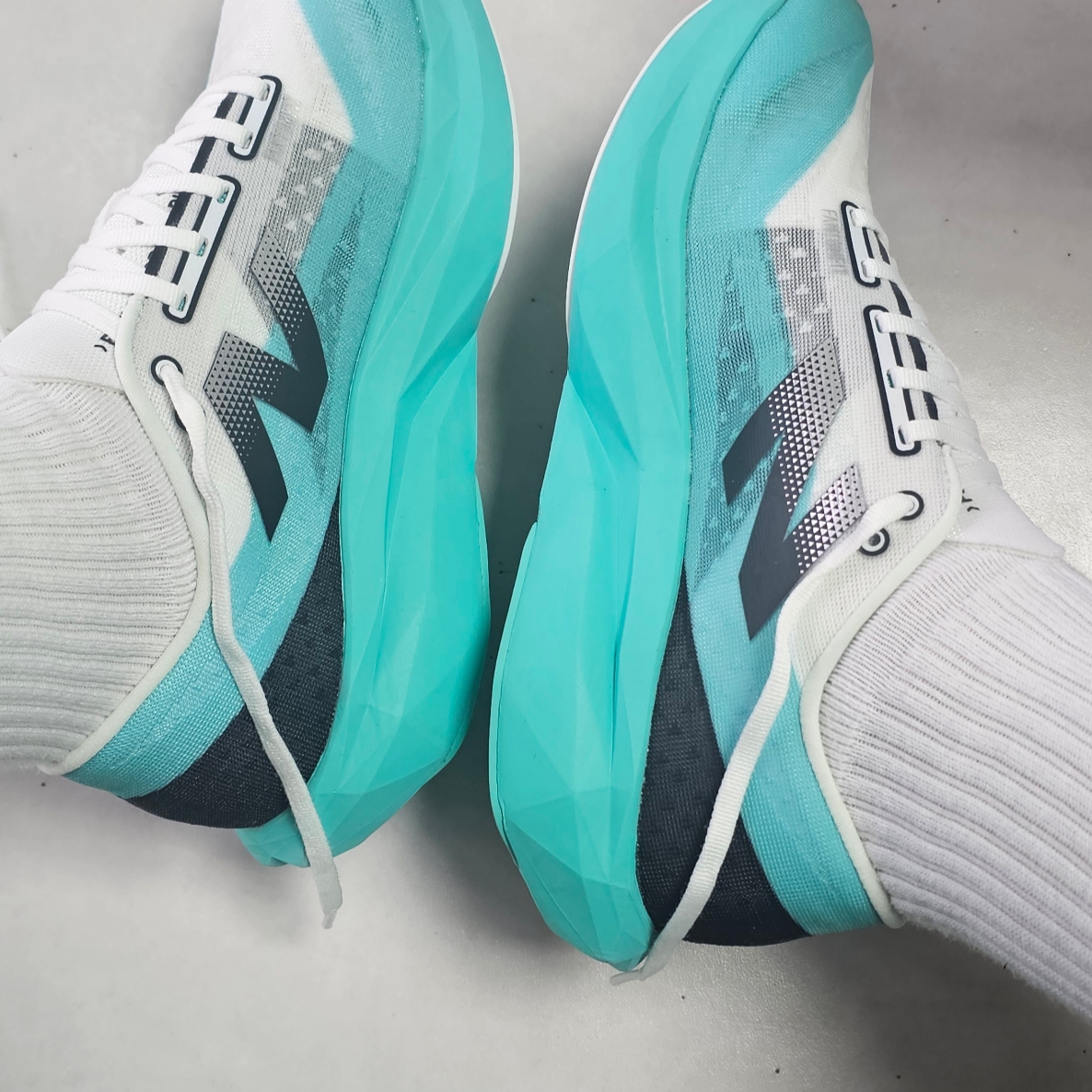New Balance Fuelcell Rebel v4 Cyber Jade White - D Standard 착용 스타일 - 2