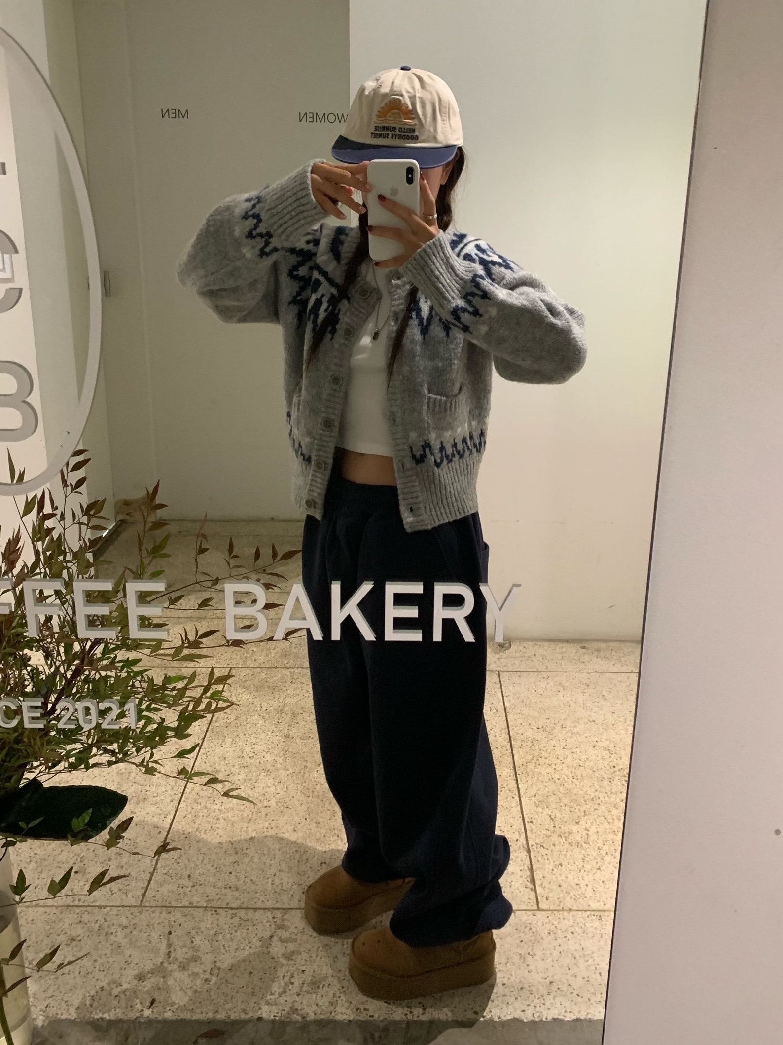 Hello Sunrise 90s Logo 6Panel Cap Beige & Navy, (W) UGG Classic Mini Platform Boots Chestnut 착용 스타일