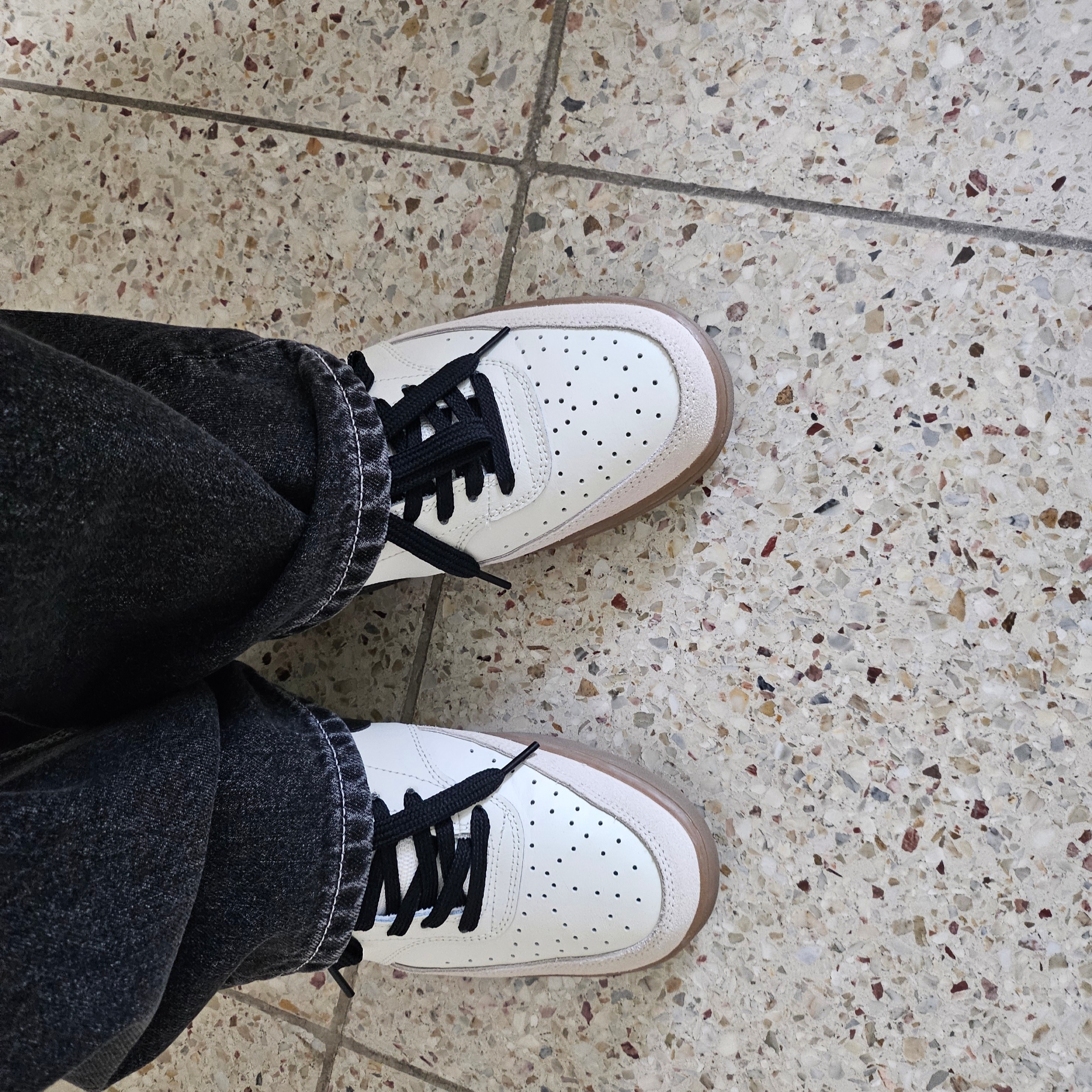 Nike Court Vision Low Sail Light Orewood Brown 착용 스타일