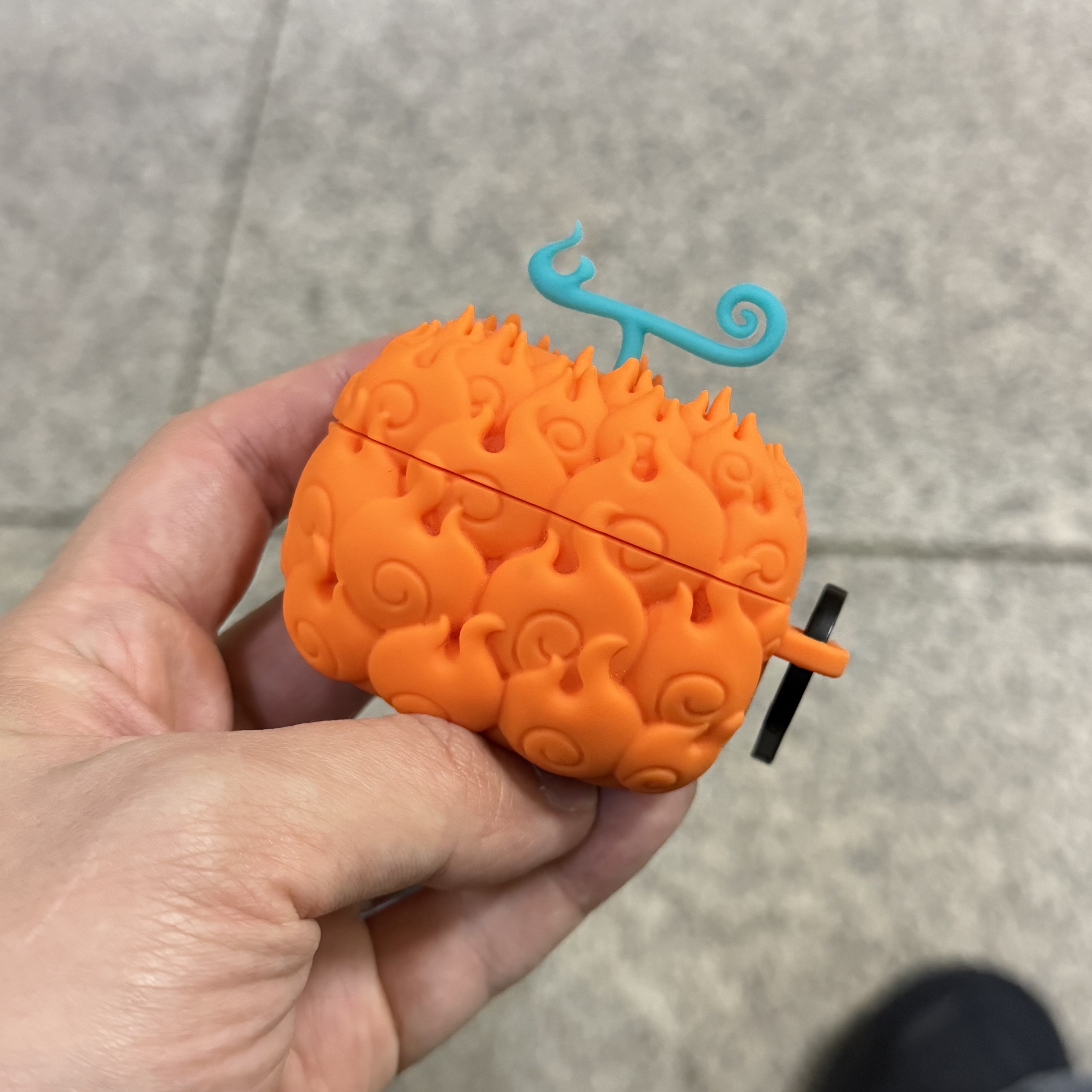 Casetify x One Piece Flame Flame Fruit Collectible Airpods Pro 1st/2nd Gen Case 착용 스타일
