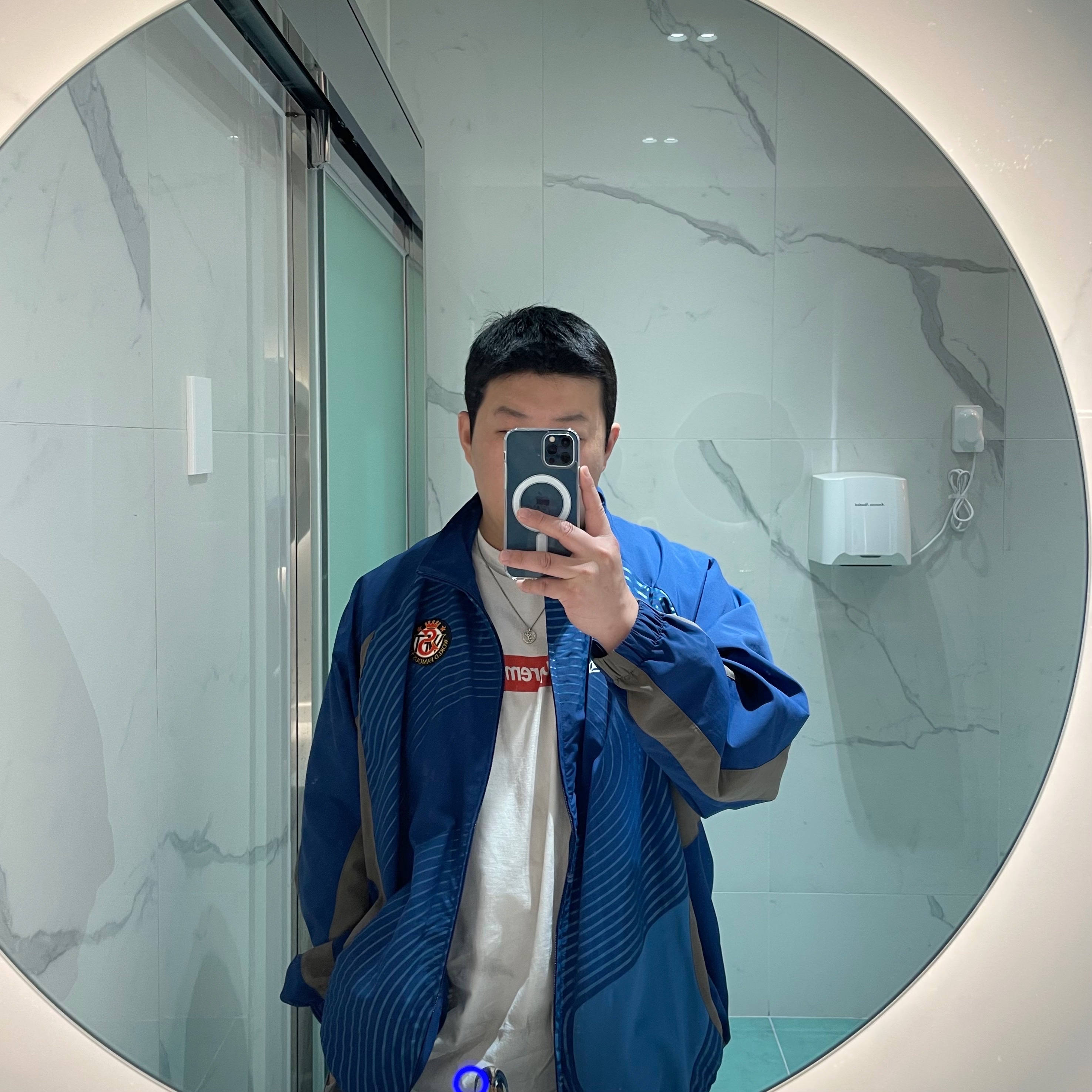 Supreme S Logo Track Jacket Navy - 24FW, Supreme x MM6 Maison Margiela Box Logo T-Shirt White - 24SS 착용 스타일