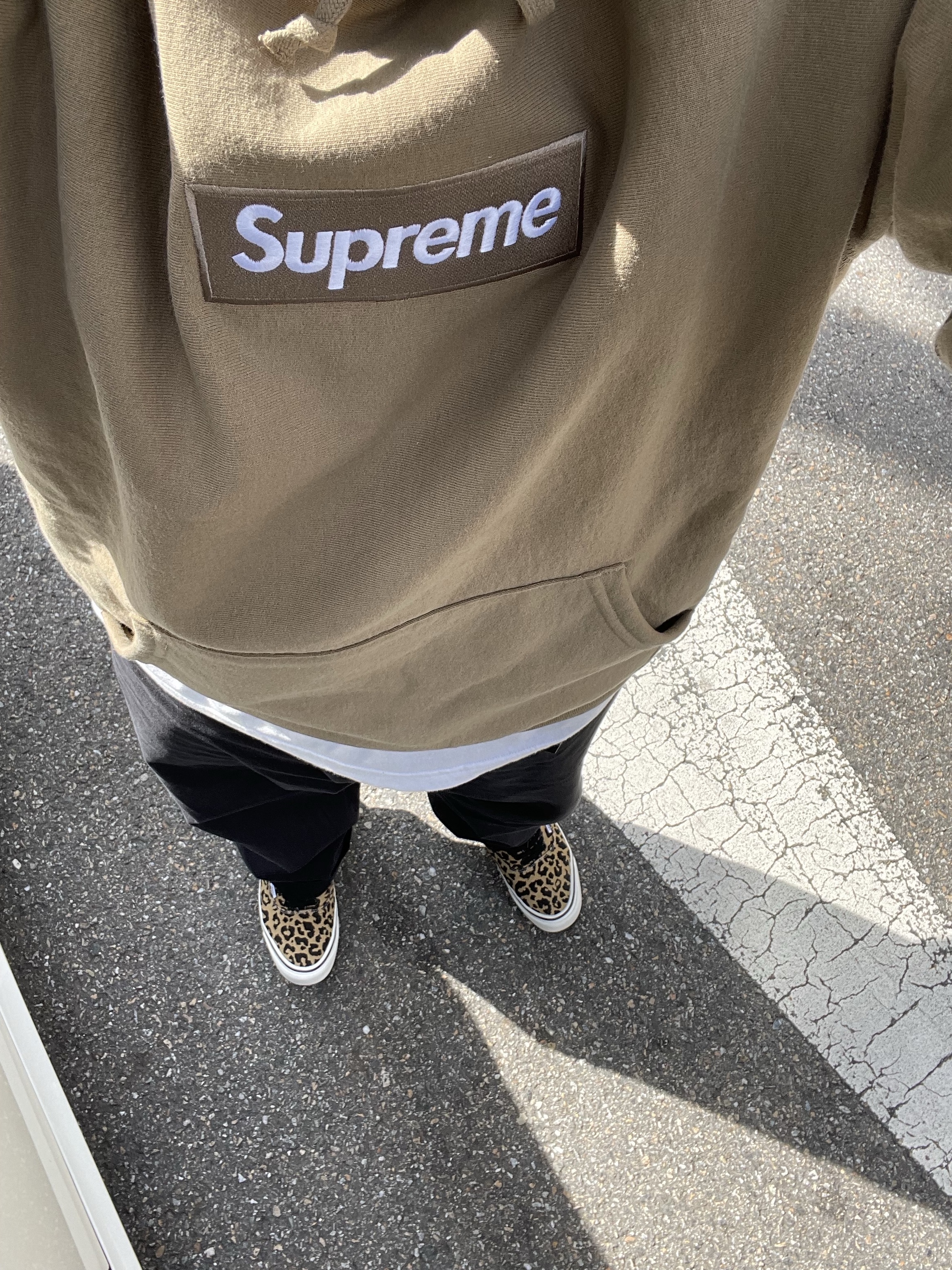 Supreme Box Logo Hooded Sweatshirt Dark Sand - 23FW, Rolex Submariner 41mm 124060 Black Oyster 착용 스타일 - 5