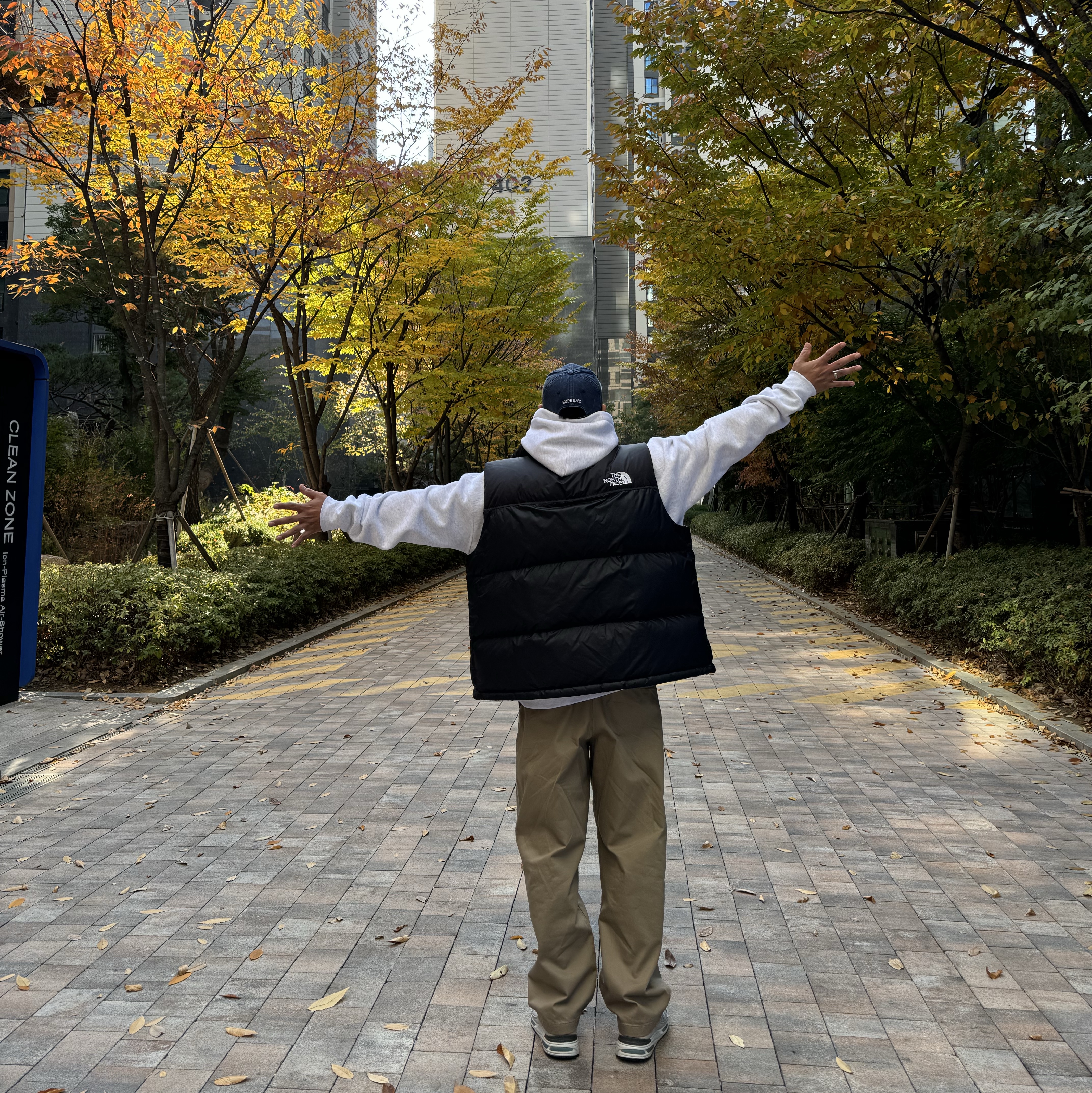 The North Face 1996 Retro Nuptse Vest Black 착용 스타일 - 2