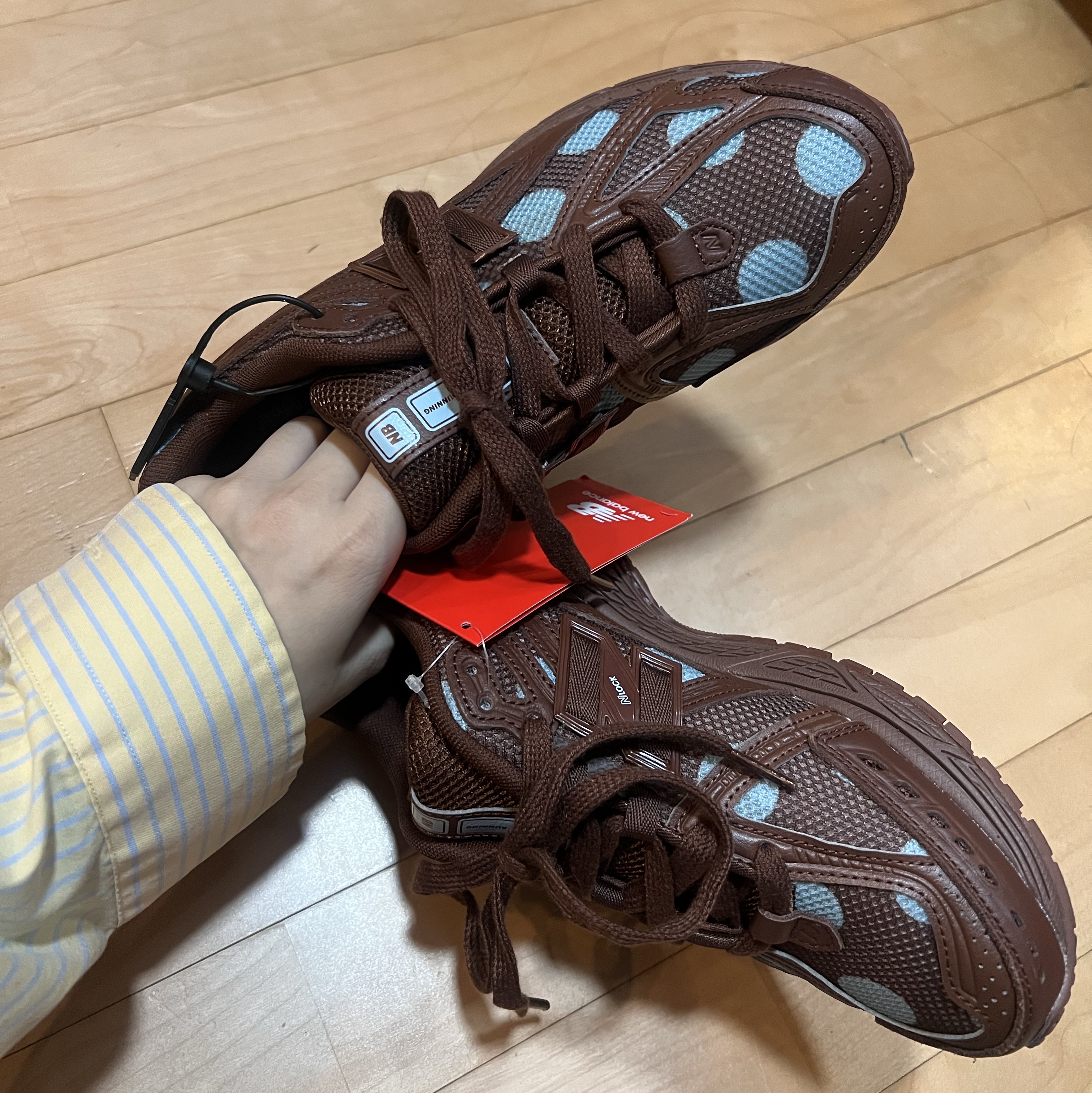 New Balance 1906R Rich Oak Chrome 착용 스타일 - 1