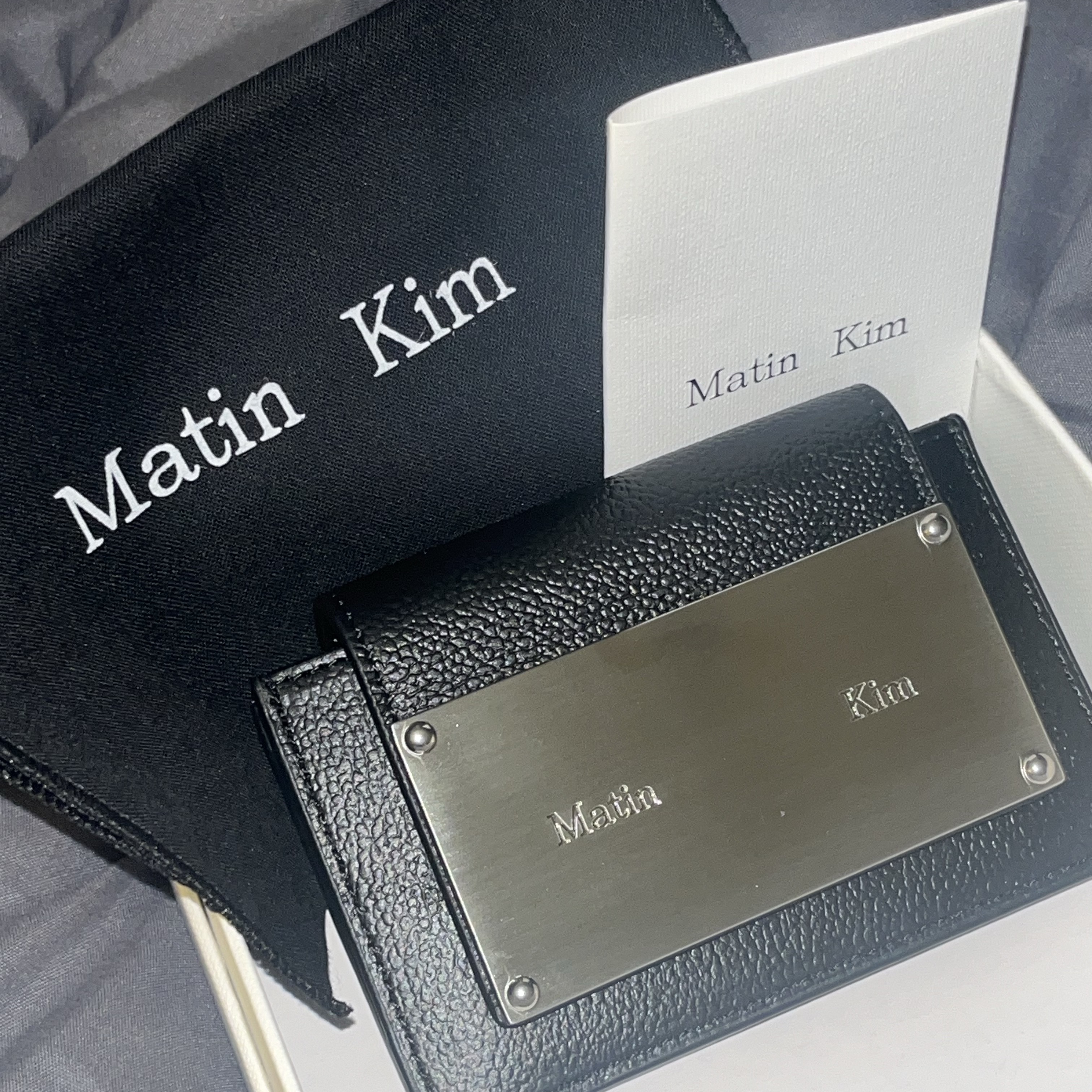 Matin Kim Accordion Wallet Black 착용 스타일