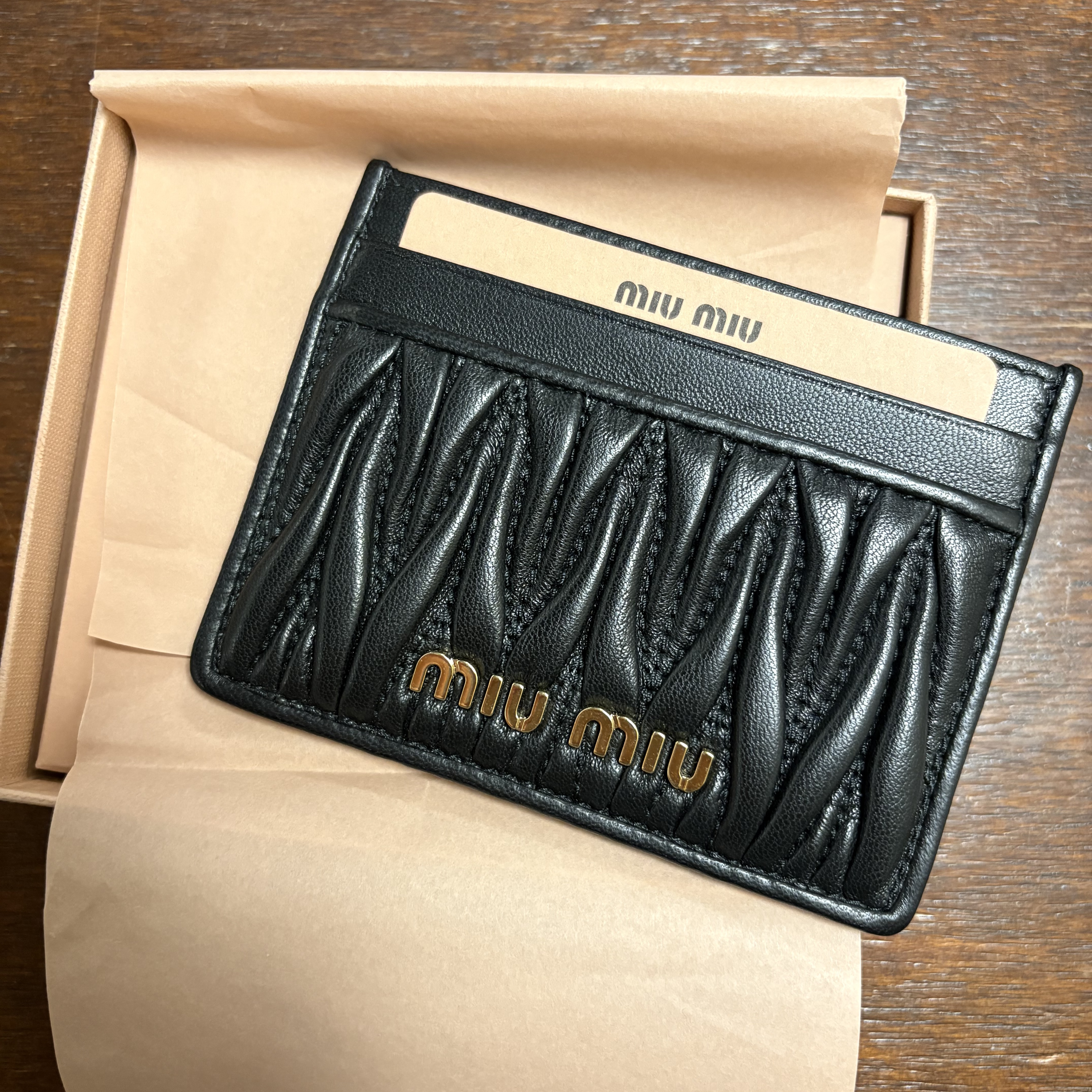 Miu Miu Matelasse Nappa Leather Card Holder Black 착용 스타일