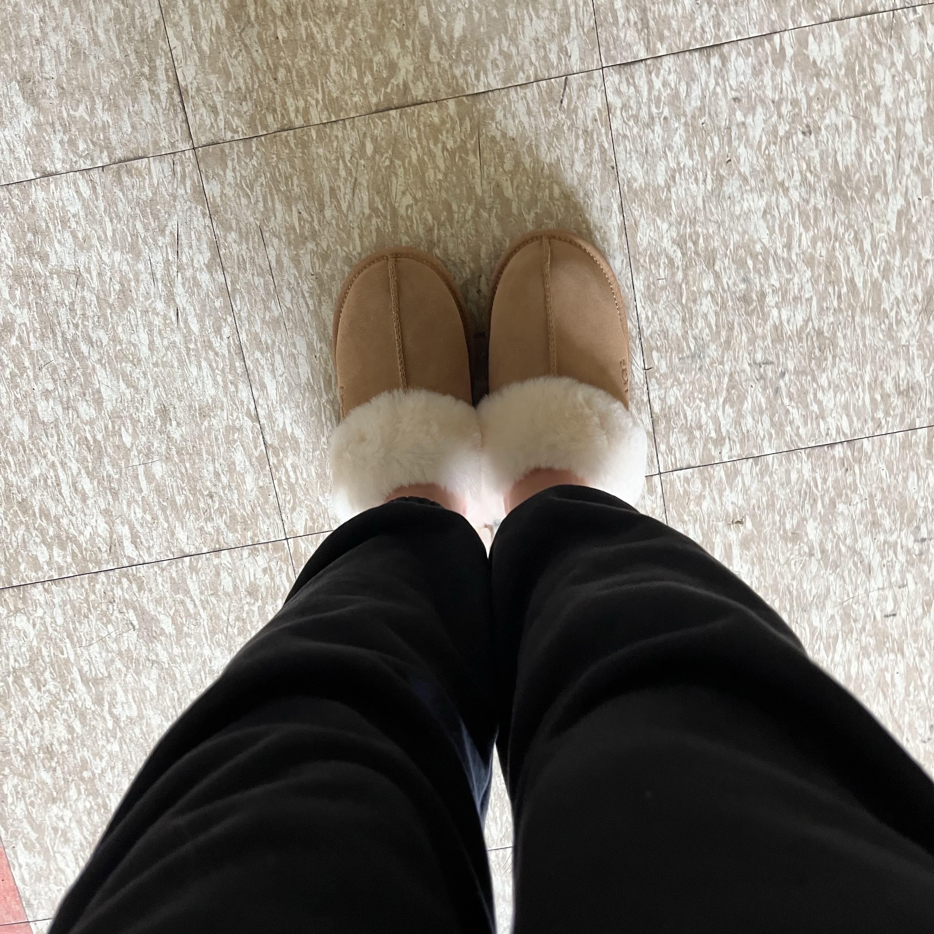 (Kids) UGG Cozy ll Slipper Chestnut 착용 스타일