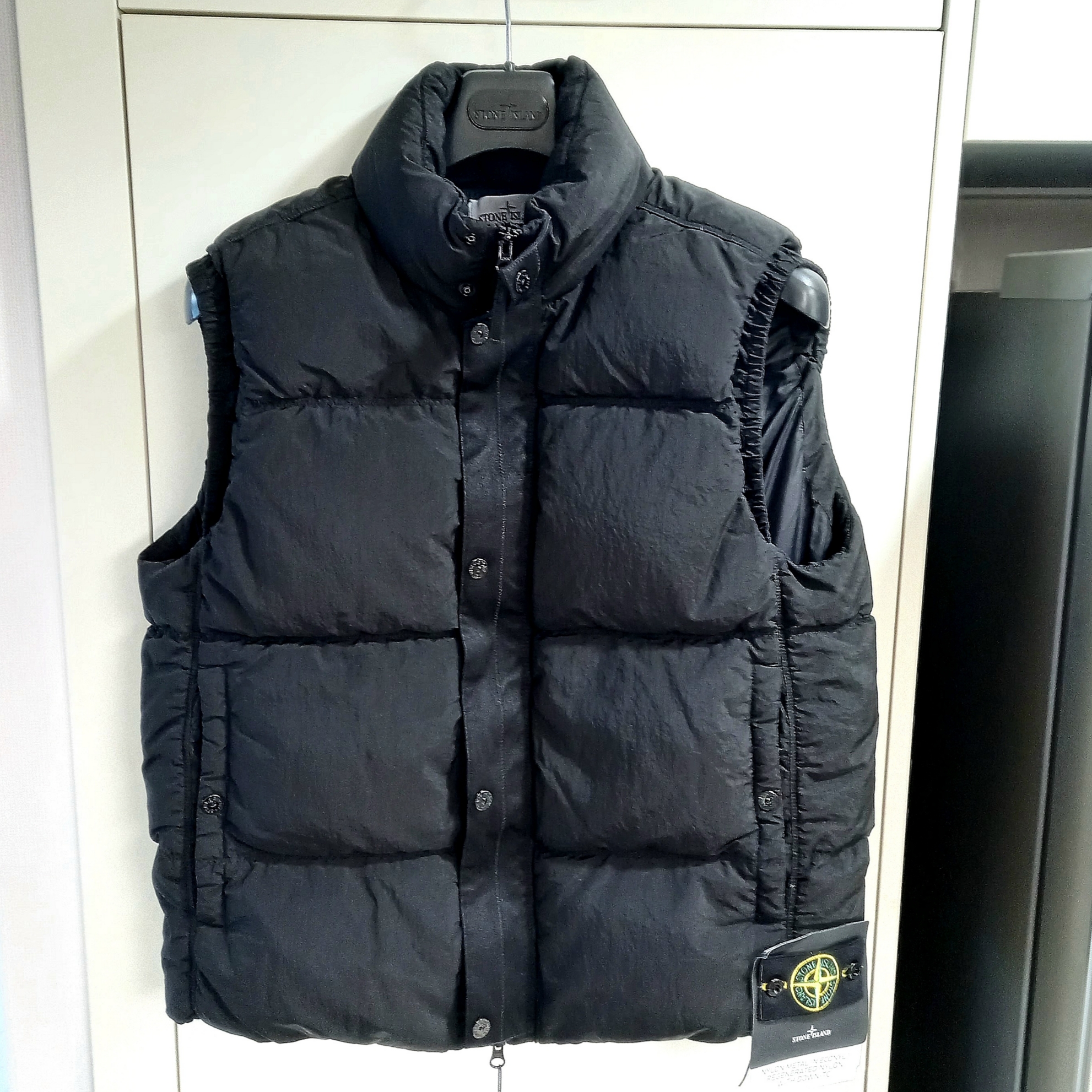 Stone Island G0419 Nylon Metal in Econyl Down Zip Vest with Anti Drop Black - 24FW 착용 스타일 - 2