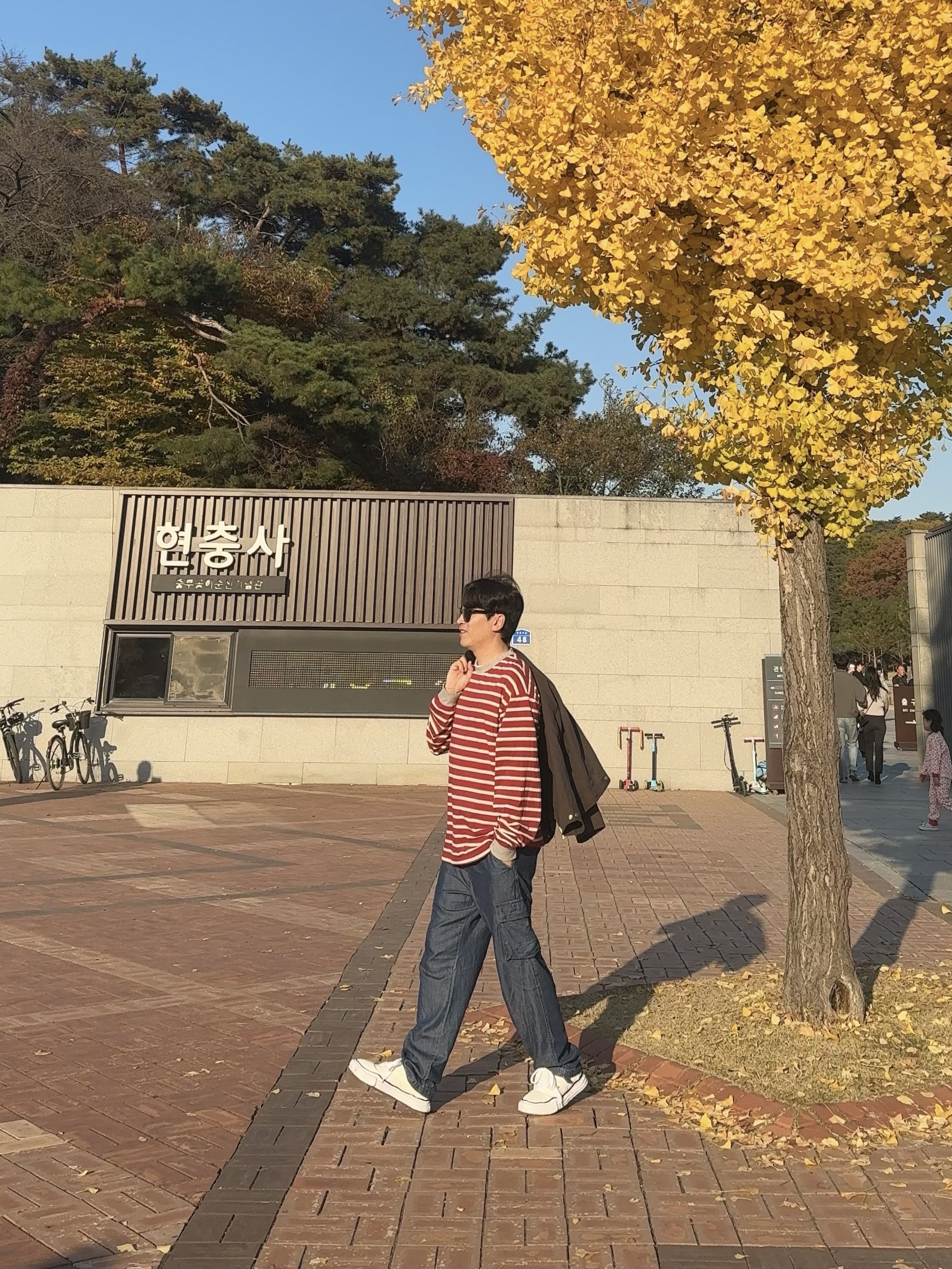Maison Mihara Yasuhiro Peterson OG Sole Canvas Low Sneakers White, Carhartt WIP Organic Cotton Dearborn Canvas Detroit Jacket Tobacco Black - Spring 착용 스타일 - 2