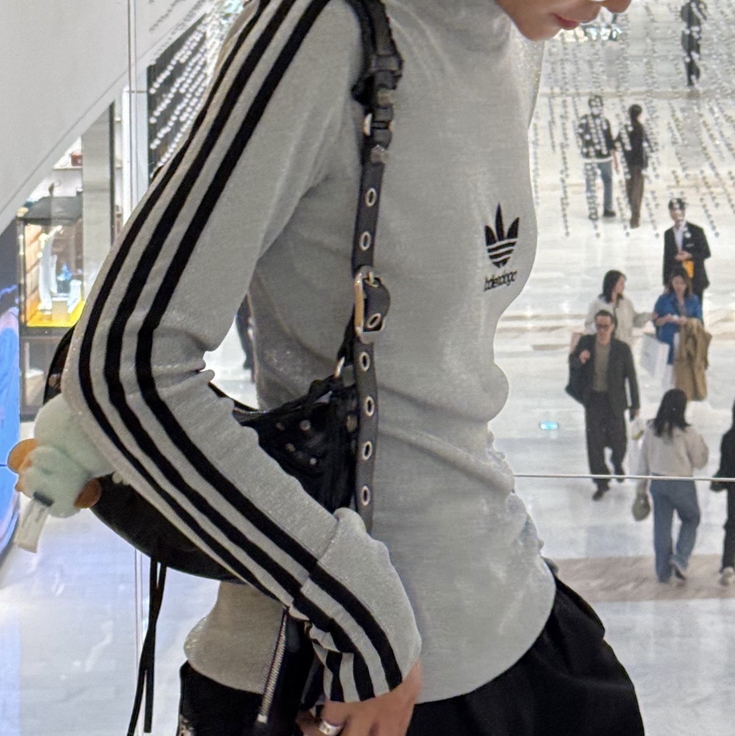 Balenciaga Arena Lambskin Le Cagole XS Shoulder Bag Black, Balenciaga Le Cagole Small Shoulder Bag Black 착용 스타일 - 1