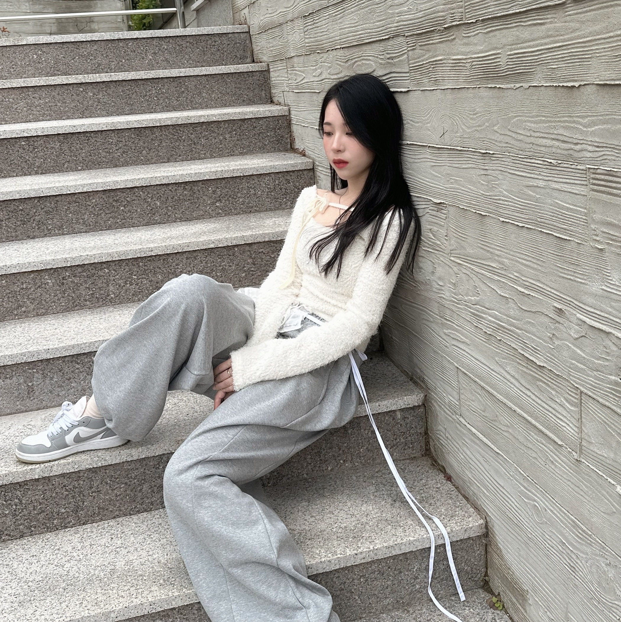 (W) Jordan 1 Low White Wolf Grey, Gucci Blind for Love Necklace Silver 착용 스타일 - 3